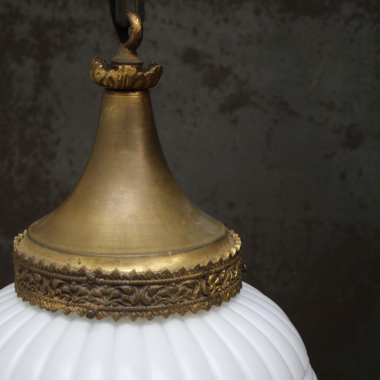 20ième siècle Grande lampe pendante française en verre opalin blanc et laiton en vente