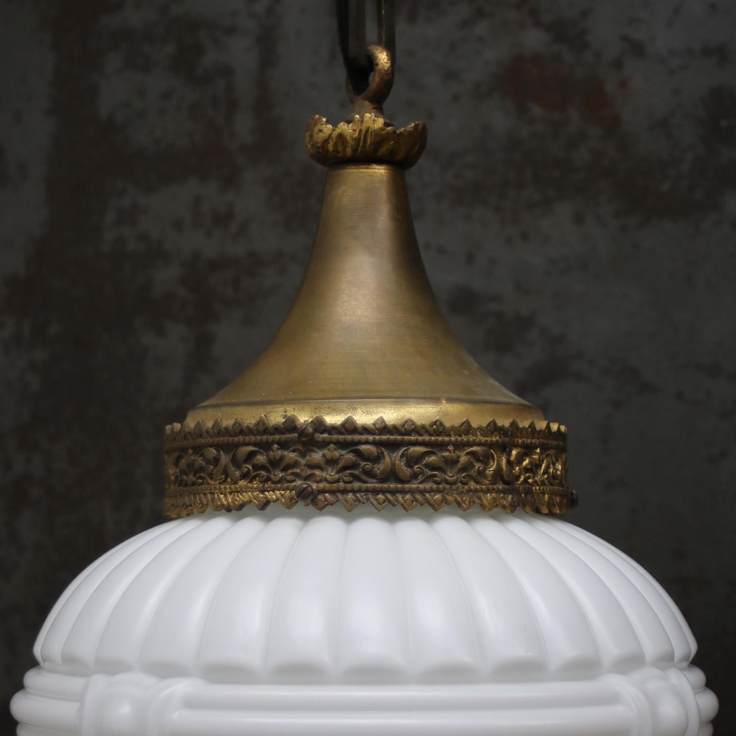 Laiton Grande lampe pendante française en verre opalin blanc et laiton en vente