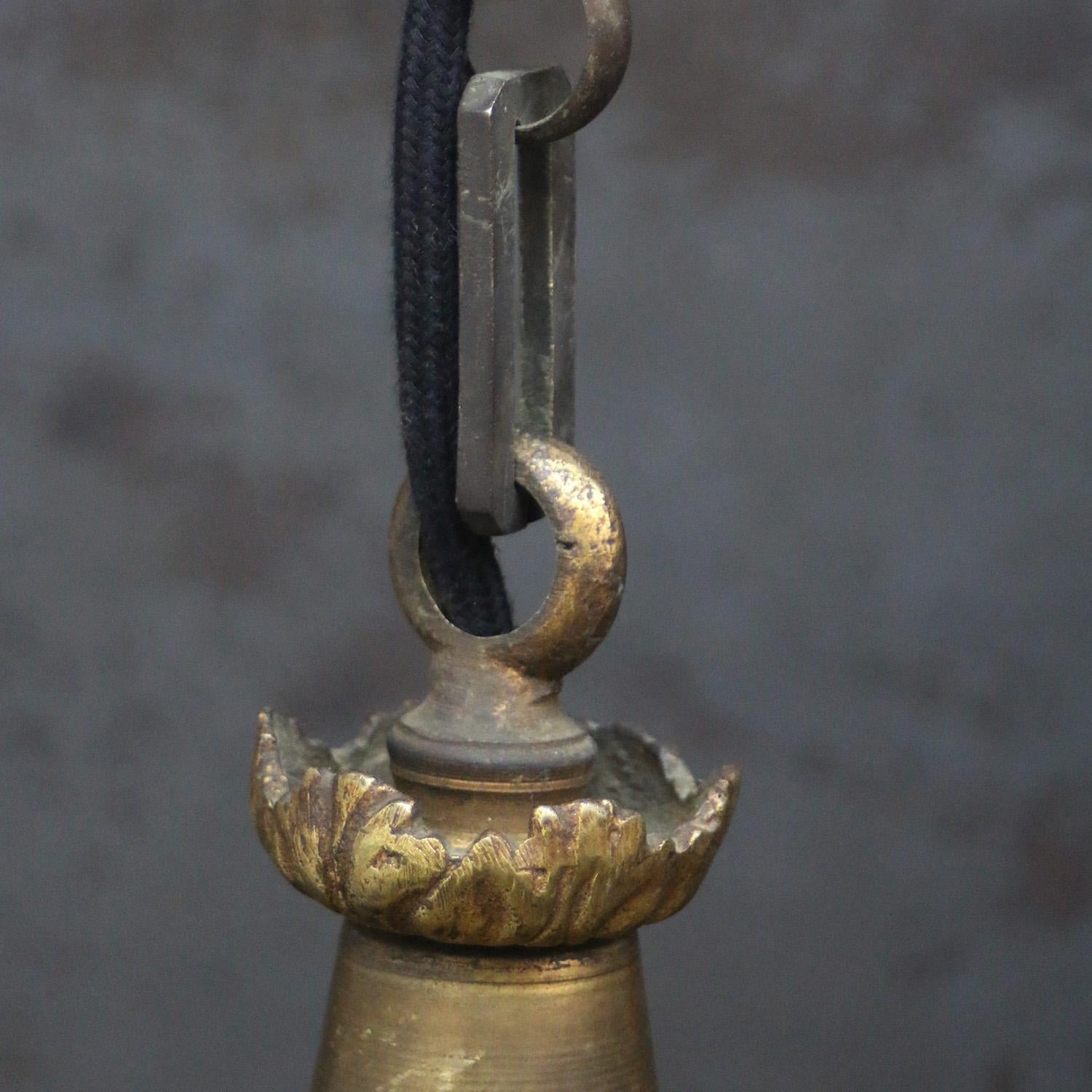 Grande lampe pendante française en verre opalin blanc et laiton en vente 1