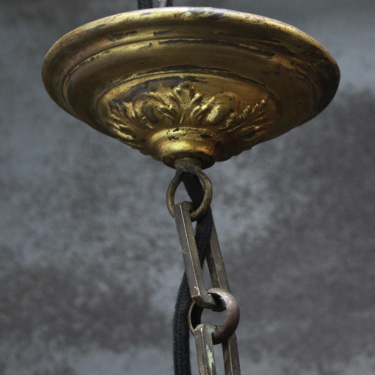 Grande lampe pendante française en verre opalin blanc et laiton en vente 2