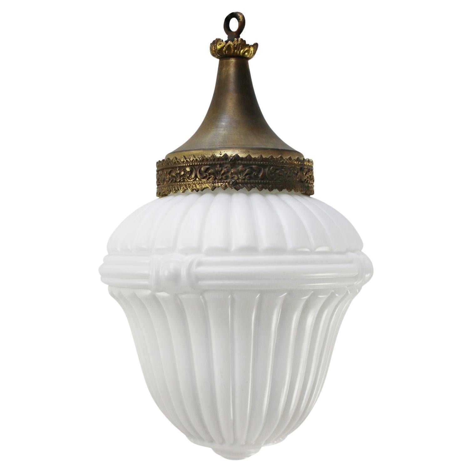 Lampada a sospensione francese in vetro opalino bianco e ottone di grandi dimensioni