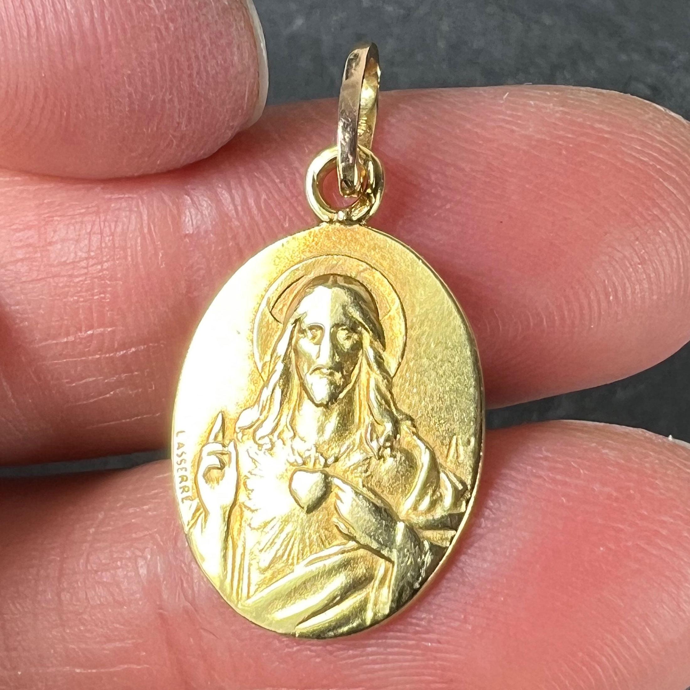 French Lasserre St Scapulaire Madonna Sacred Heart 18K Yellow Gold Medal Pendant in vendita 4