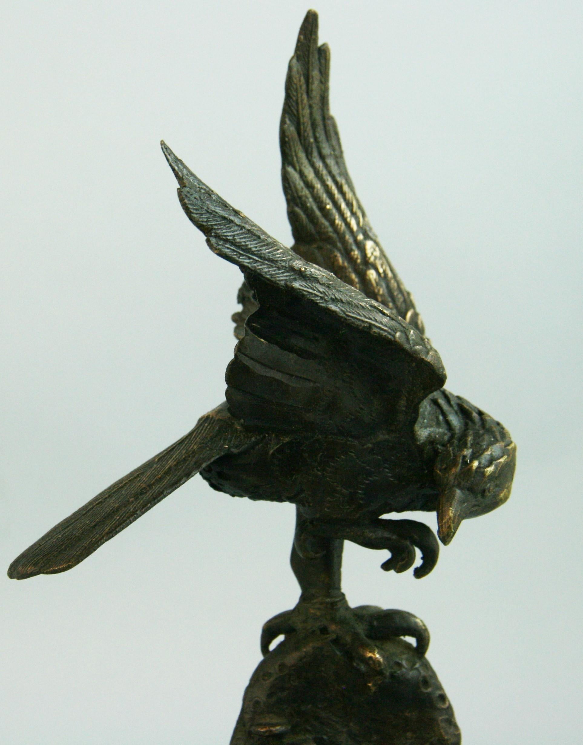 Japanisch  Hawk Room Guardian aus Bronzeguss  Bildhauerei im Angebot 1
