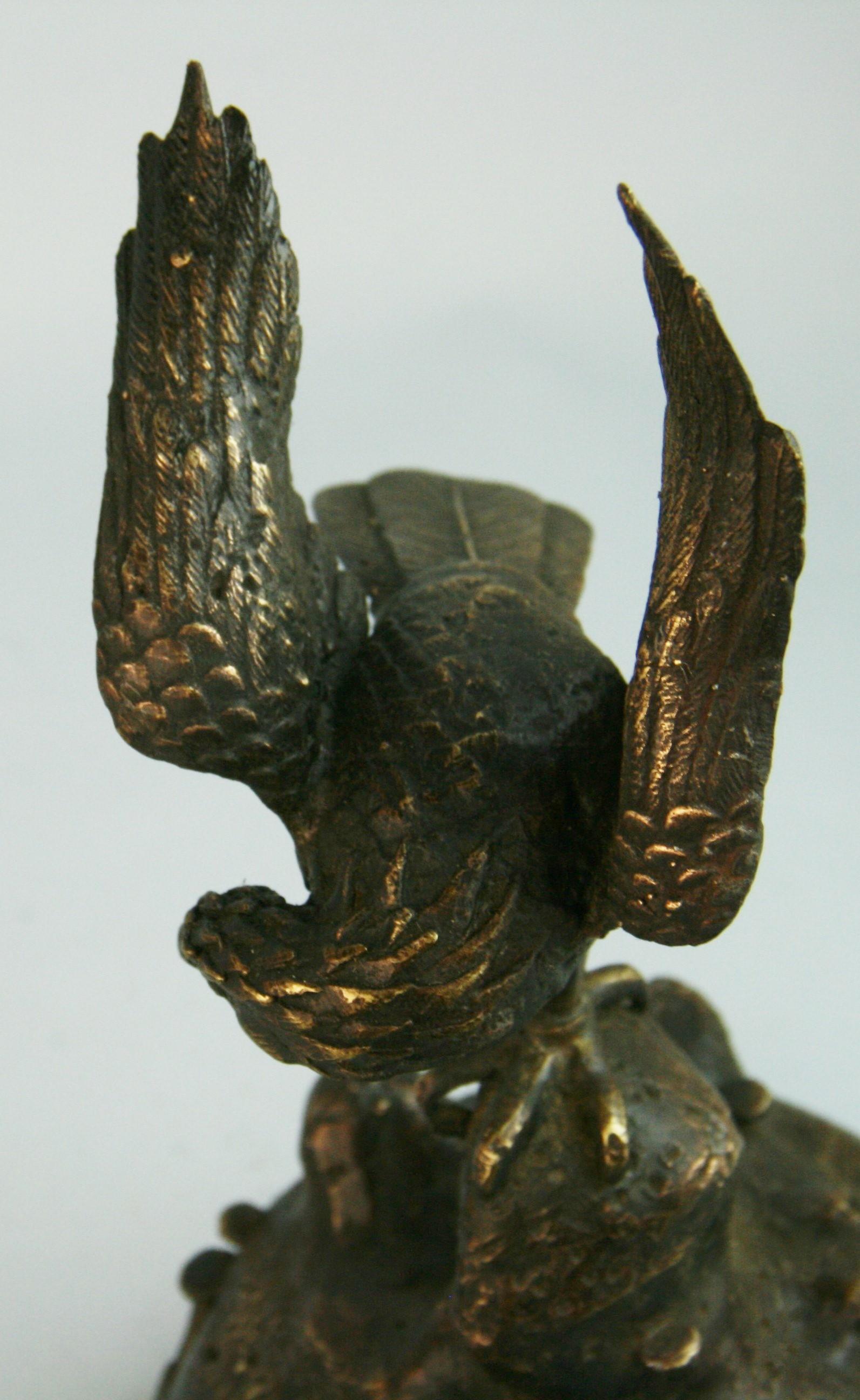 Japonais  Gardien de la chambre Hawk en bronze moulé  Sculpture en vente 2