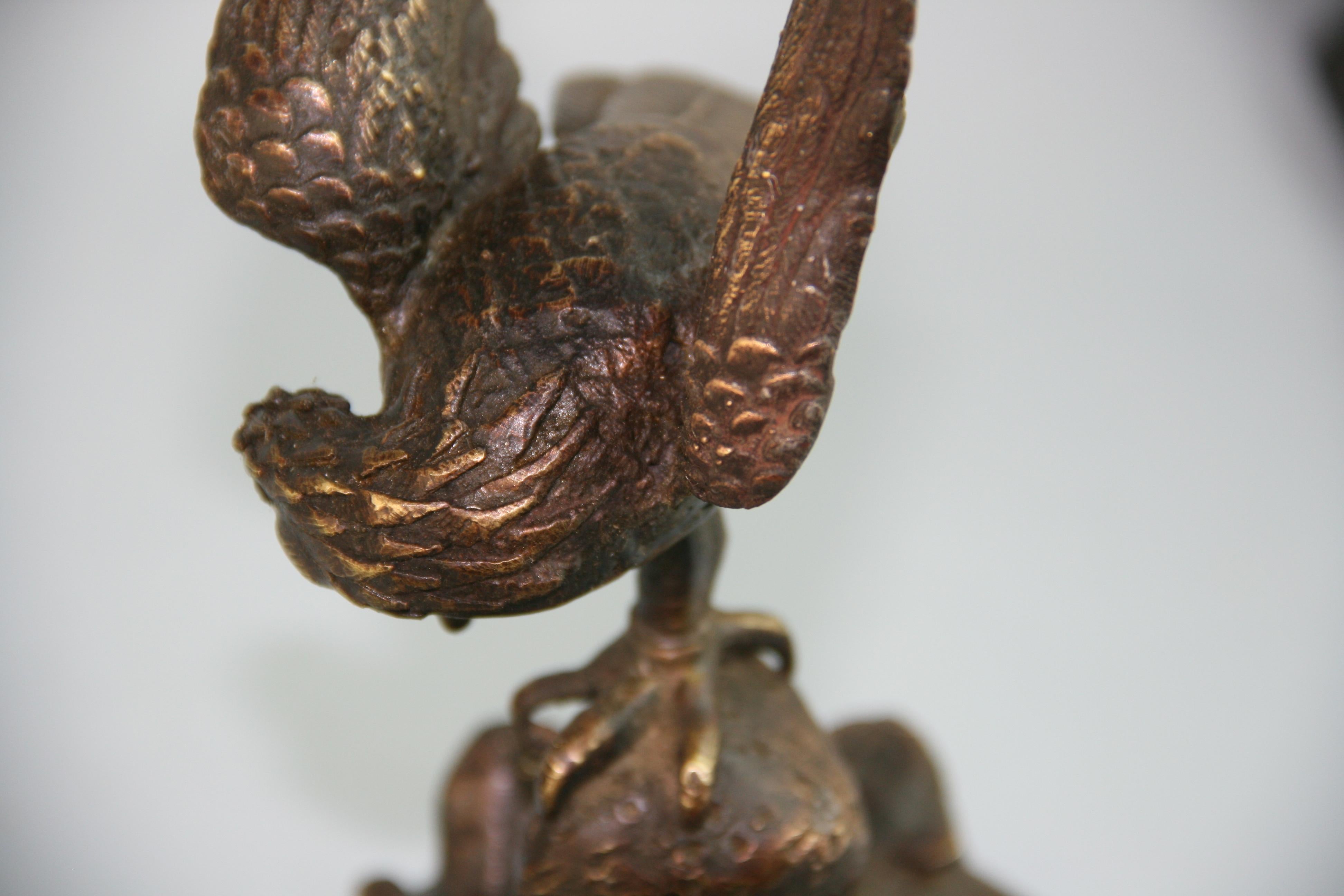 Japanisch  Hawk Room Guardian aus Bronzeguss  Bildhauerei im Angebot 5