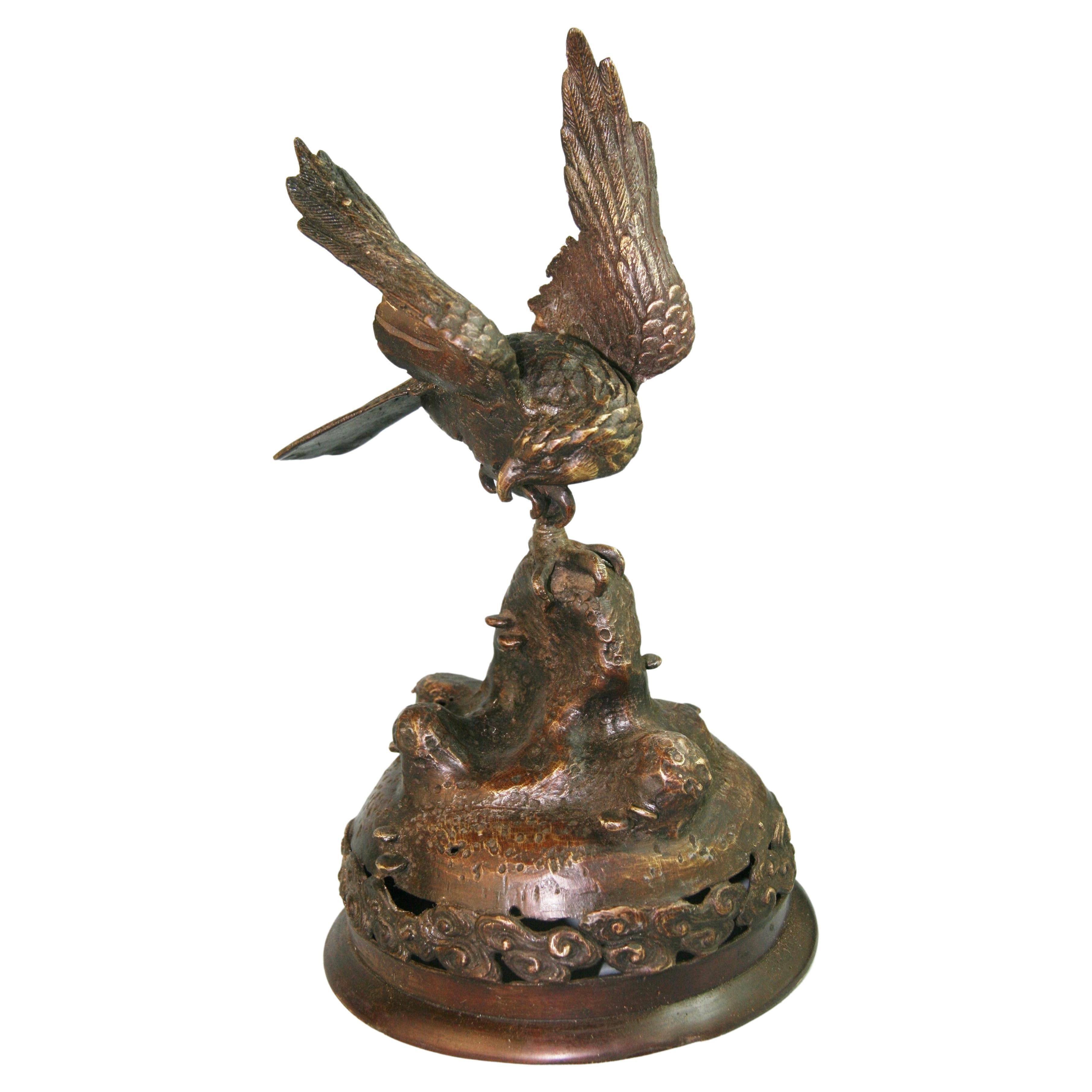 Japanisch  Hawk Room Guardian aus Bronzeguss  Bildhauerei im Angebot