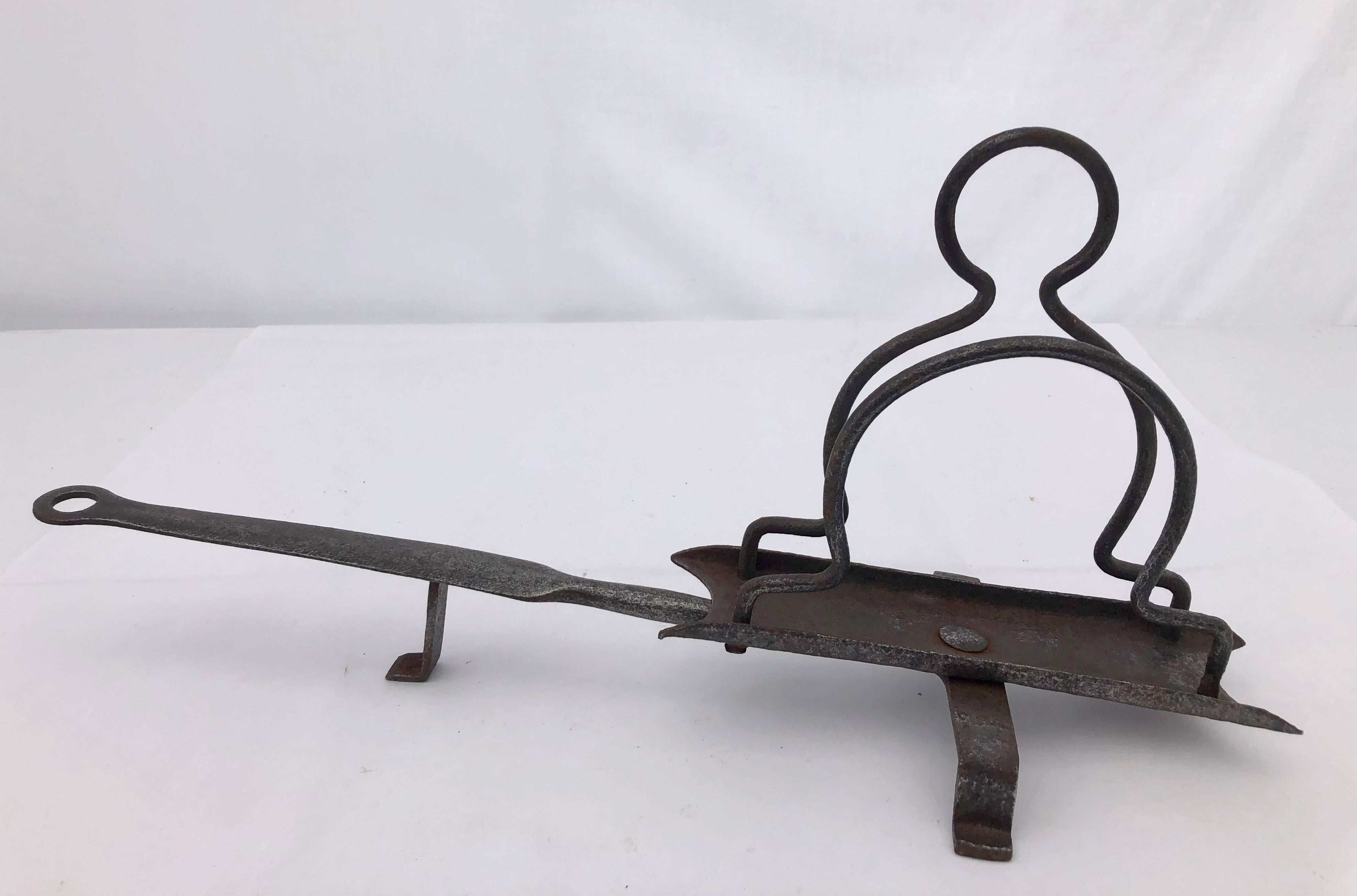 French late 1800s wrought iron fireplace articulated bread toaster, allowing to flip sides without burning one's fingers.