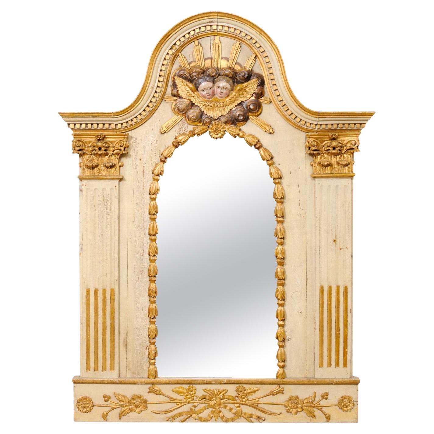 Miroir français de la fin du XVIIIe siècle avec plateau à fronton, sculpté, rayons de soleil nuageux et chérubins en vente