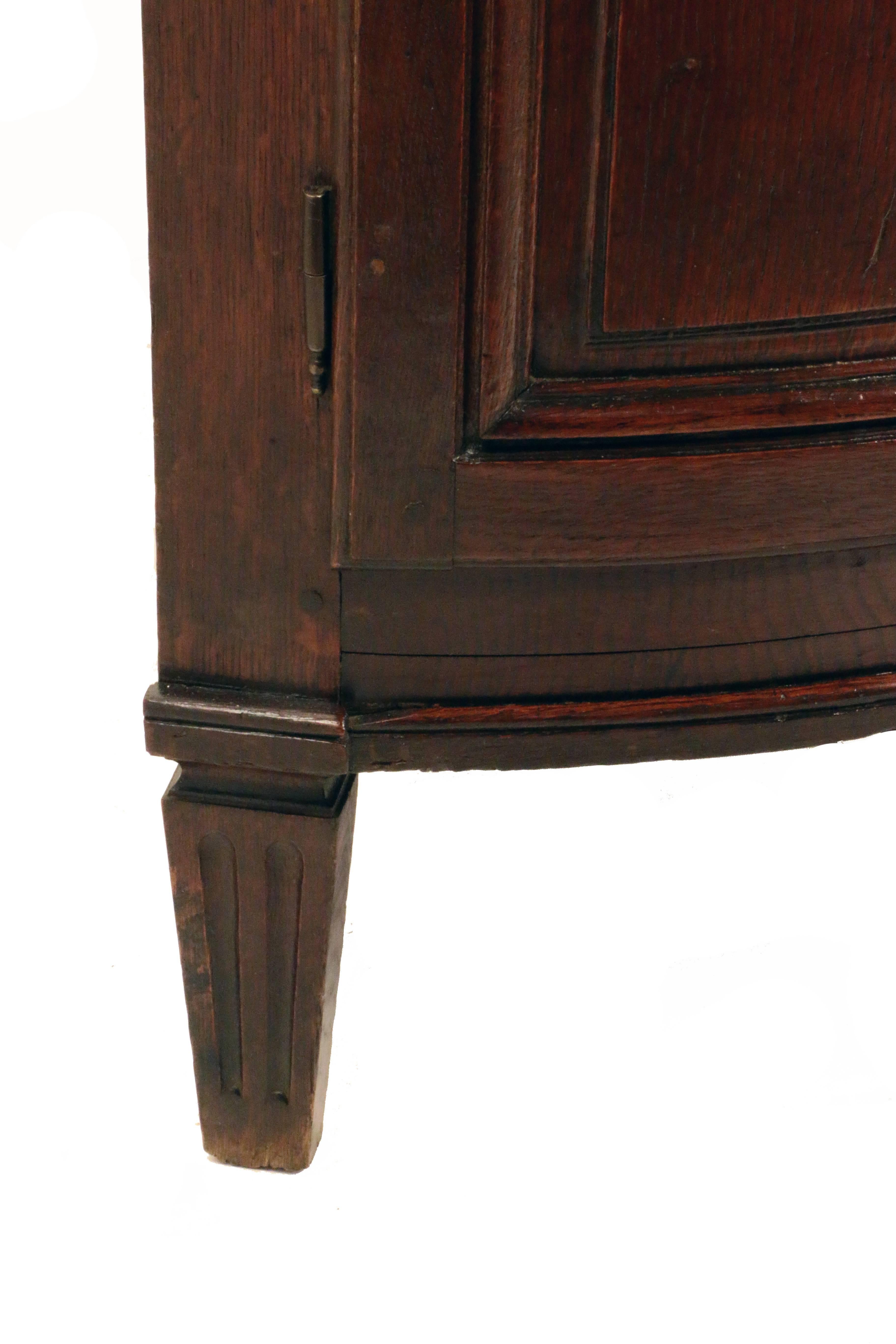 French Late 18th Century Oak Corner Cabinet In Good Condition In Montreal, QC