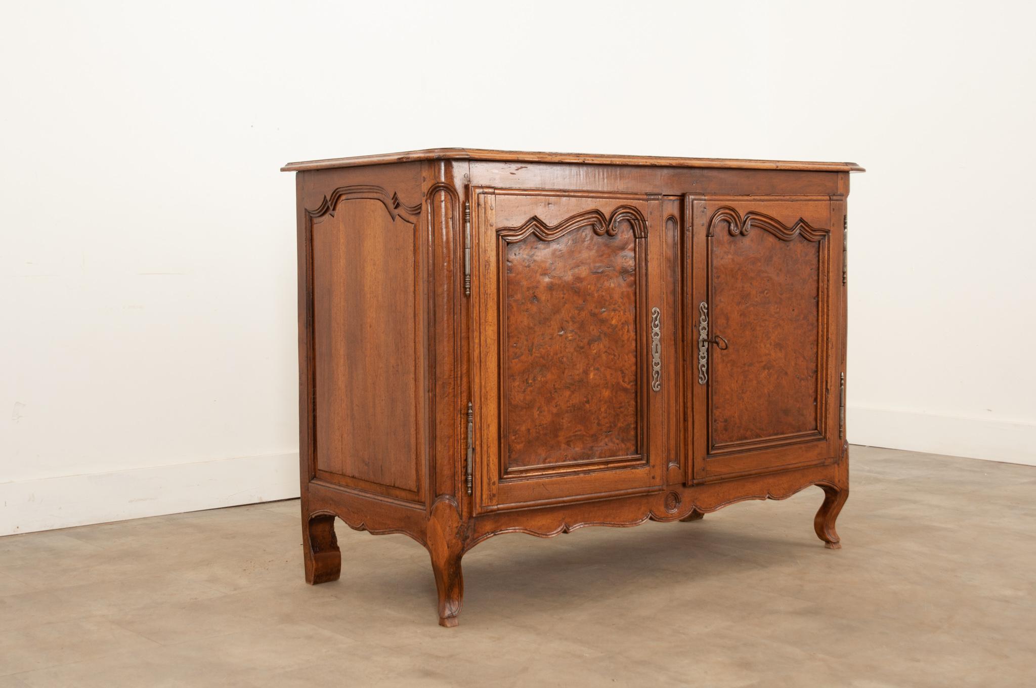 French Late 18th Century Burl Walnut Buffet In Good Condition For Sale In Baton Rouge, LA