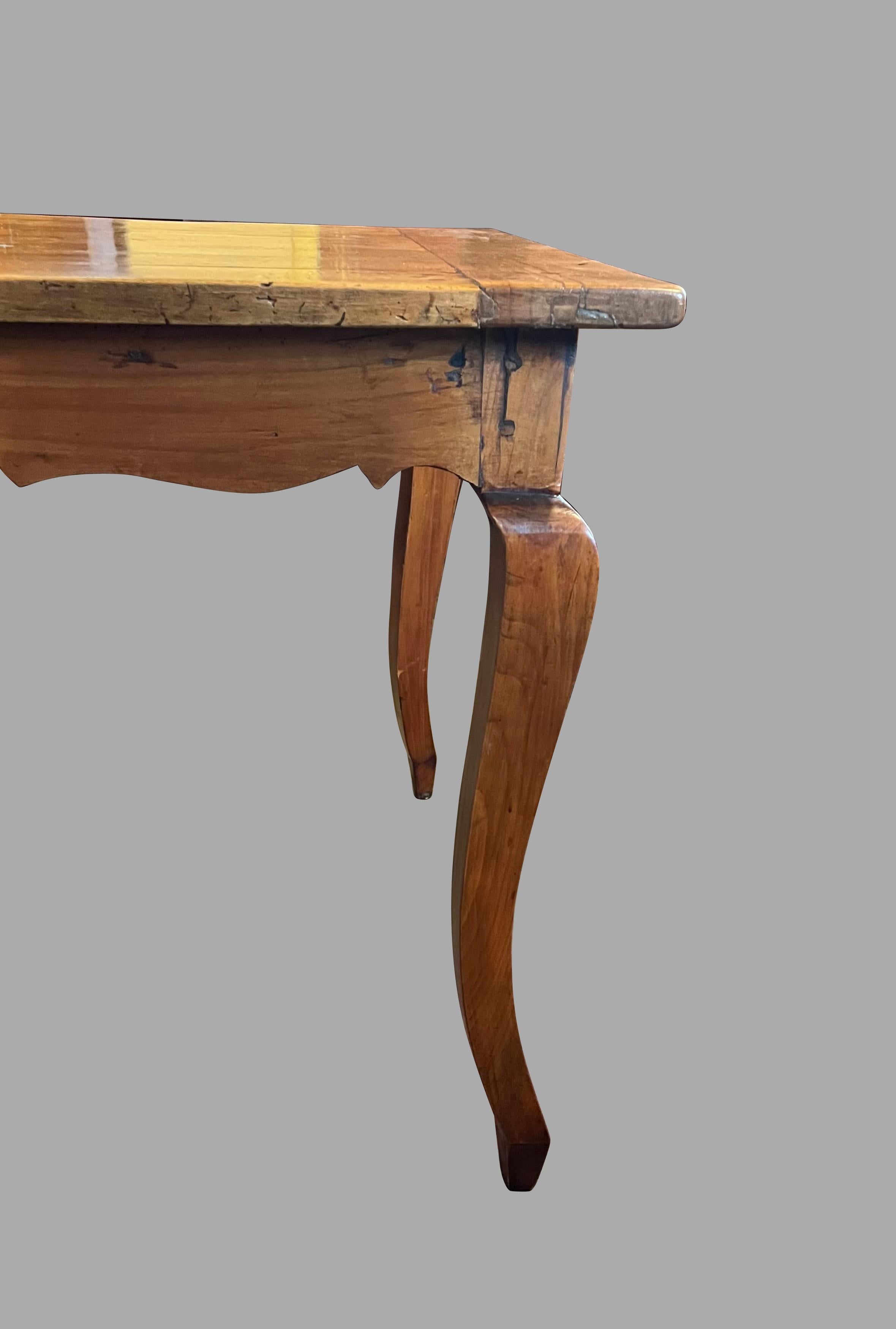 Mesa de granja francesa de madera de frutal de finales del siglo XVIII con patas cabriolé y un cajón en venta 3