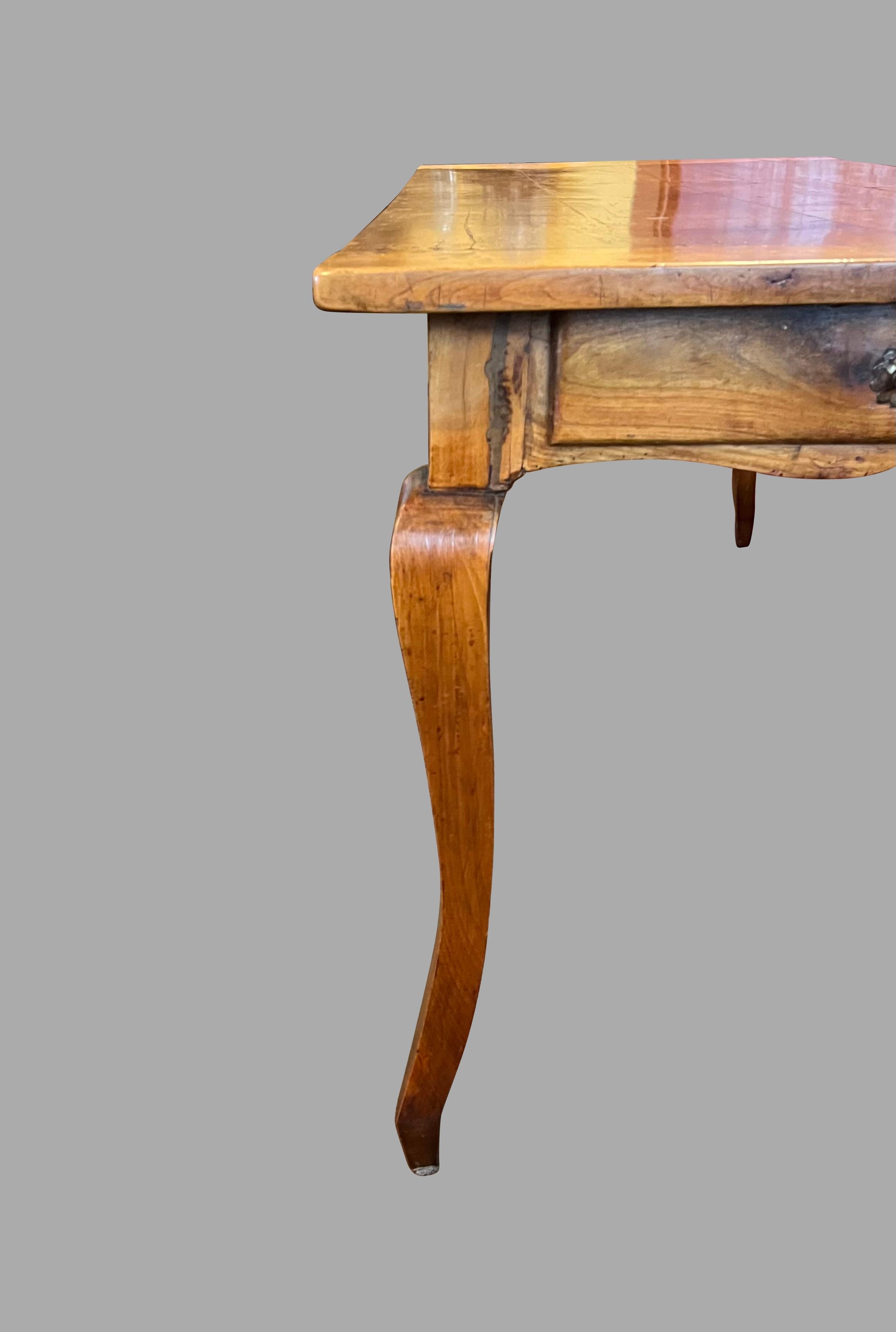 Mesa de granja francesa de madera de frutal de finales del siglo XVIII con patas cabriolé y un cajón en venta 4