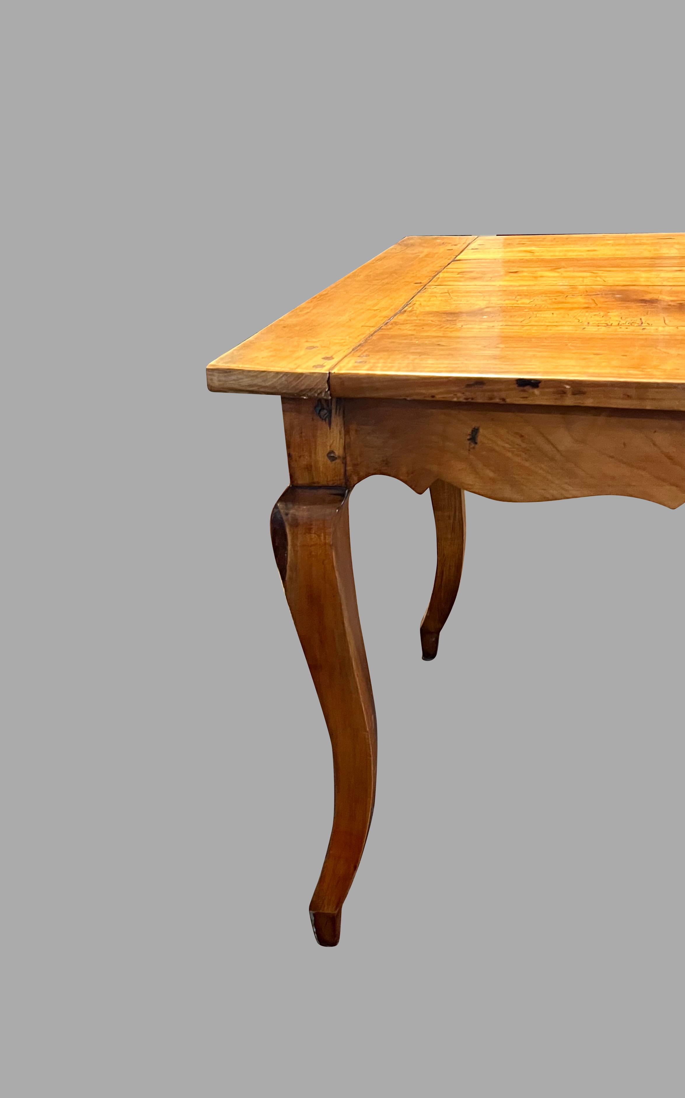 Mesa de granja francesa de madera de frutal de finales del siglo XVIII con patas cabriolé y un cajón en venta 5
