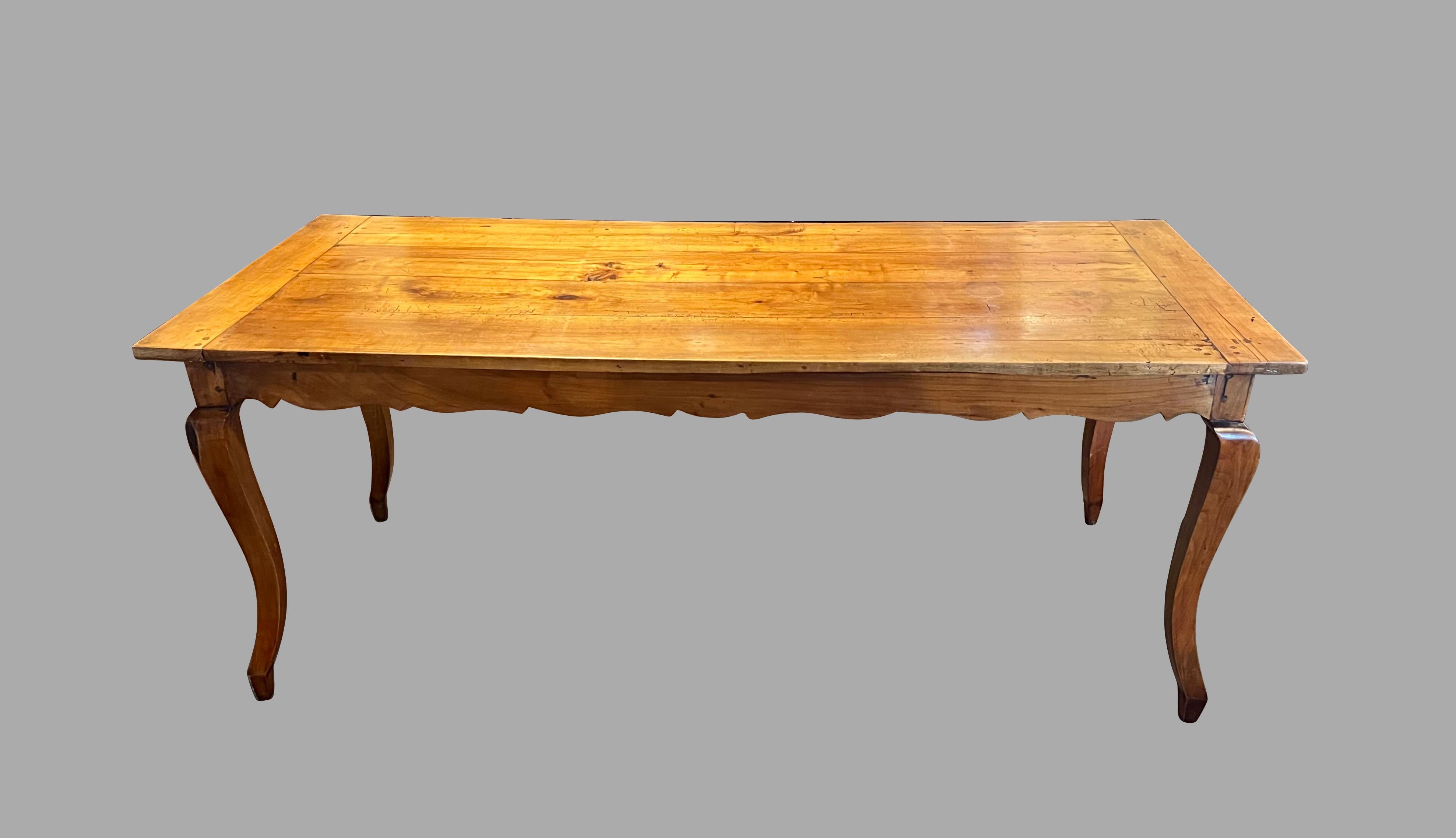 Mesa de granja francesa de madera de frutal de finales del siglo XVIII con patas cabriolé y un cajón en venta 6