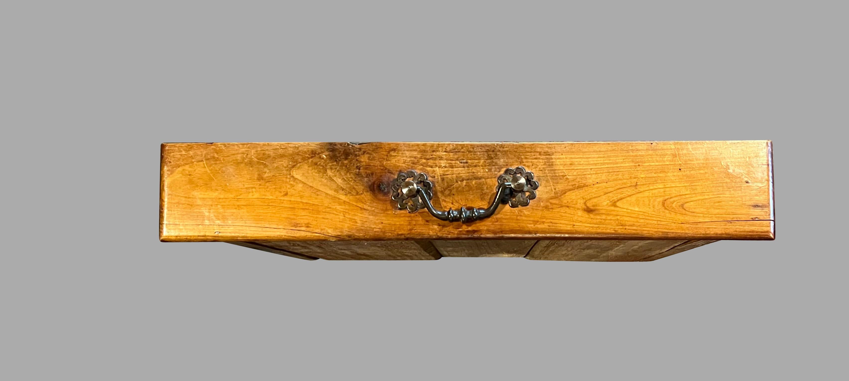 Mesa de granja francesa de madera de frutal de finales del siglo XVIII con patas cabriolé y un cajón en venta 8