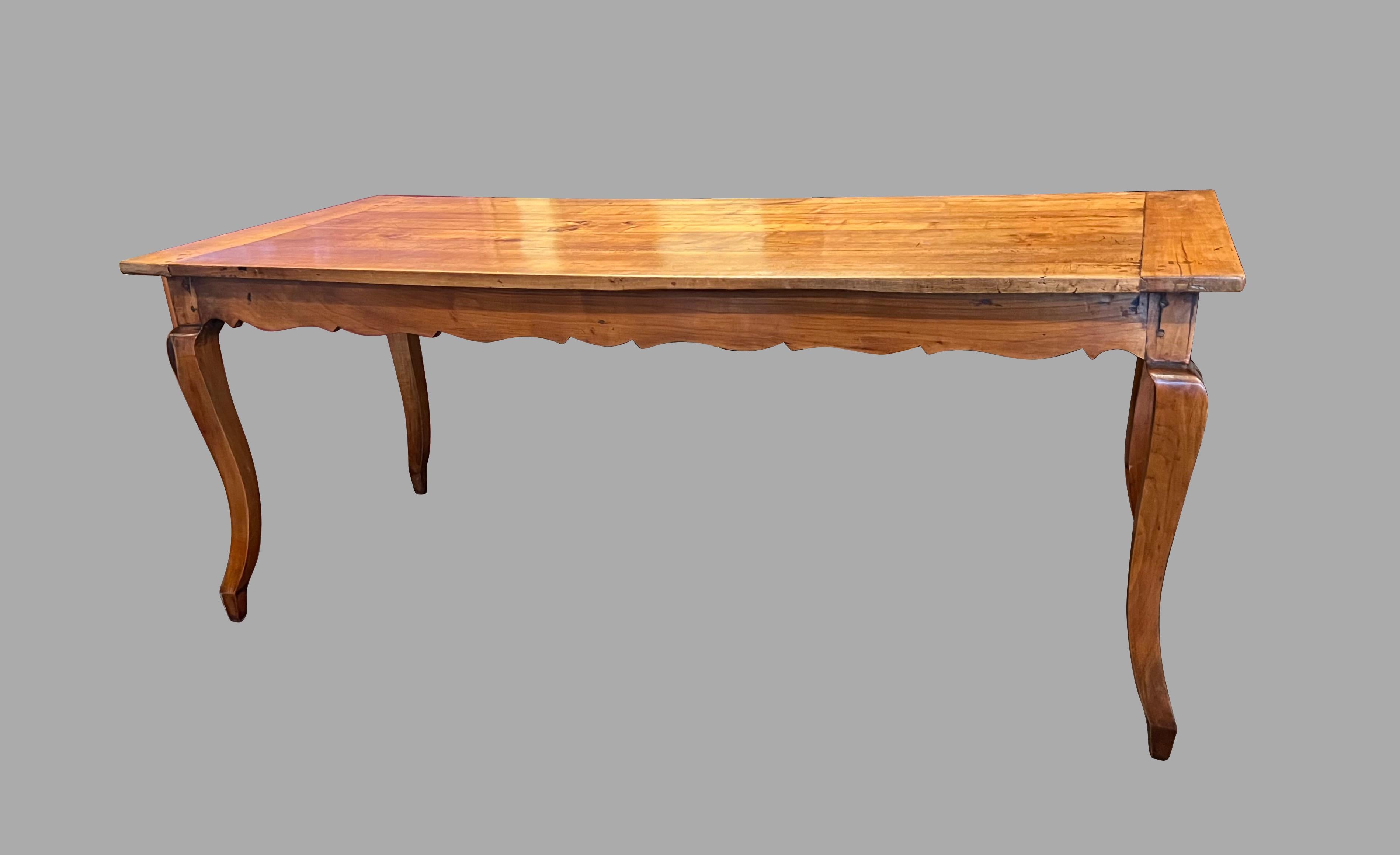 Mesa de granja francesa de madera de frutal de finales del siglo XVIII con patas cabriolé y un cajón Provincial francés en venta