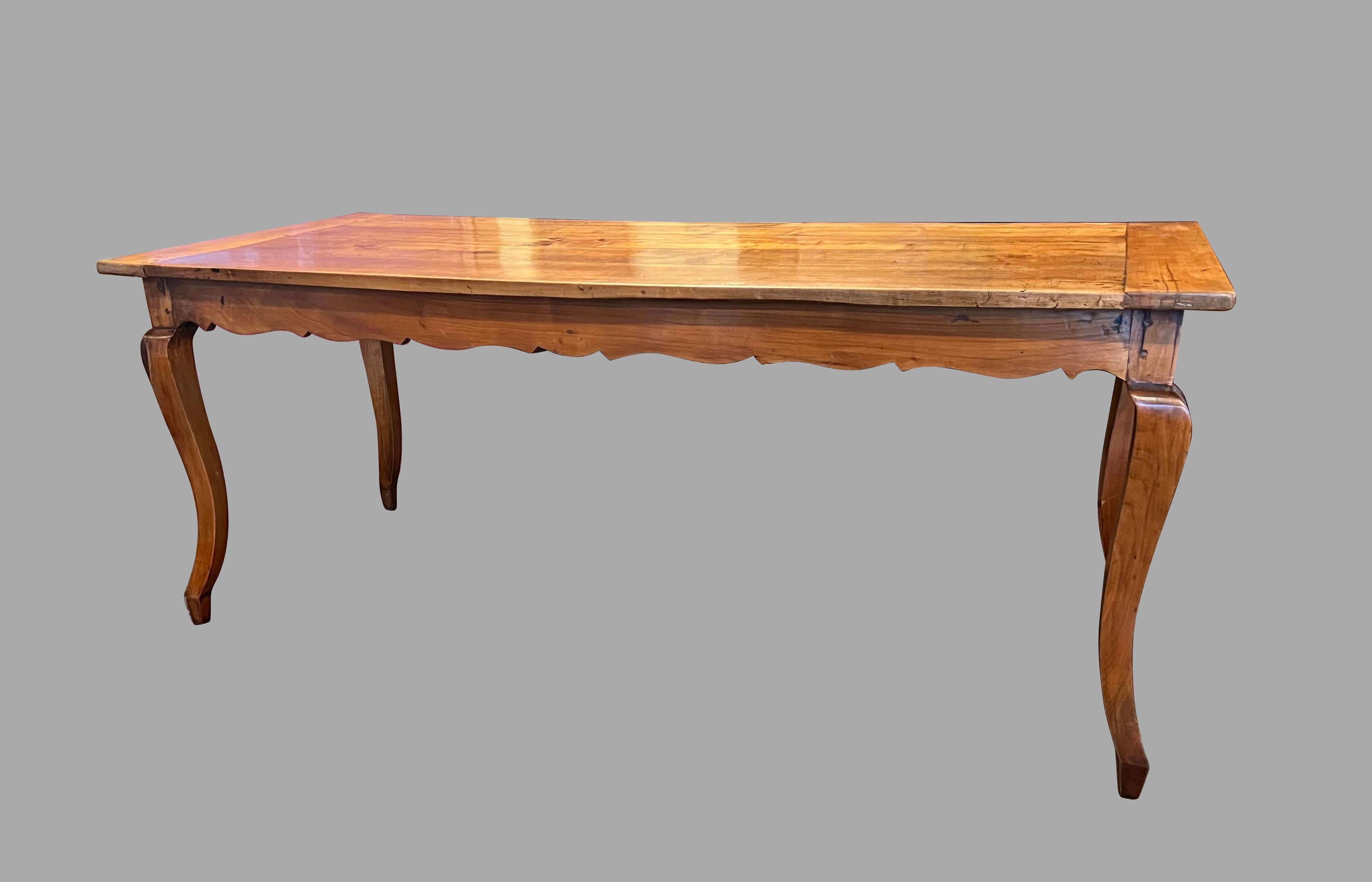Mesa de granja francesa de madera de frutal de finales del siglo XVIII con patas cabriolé y un cajón Francés en venta