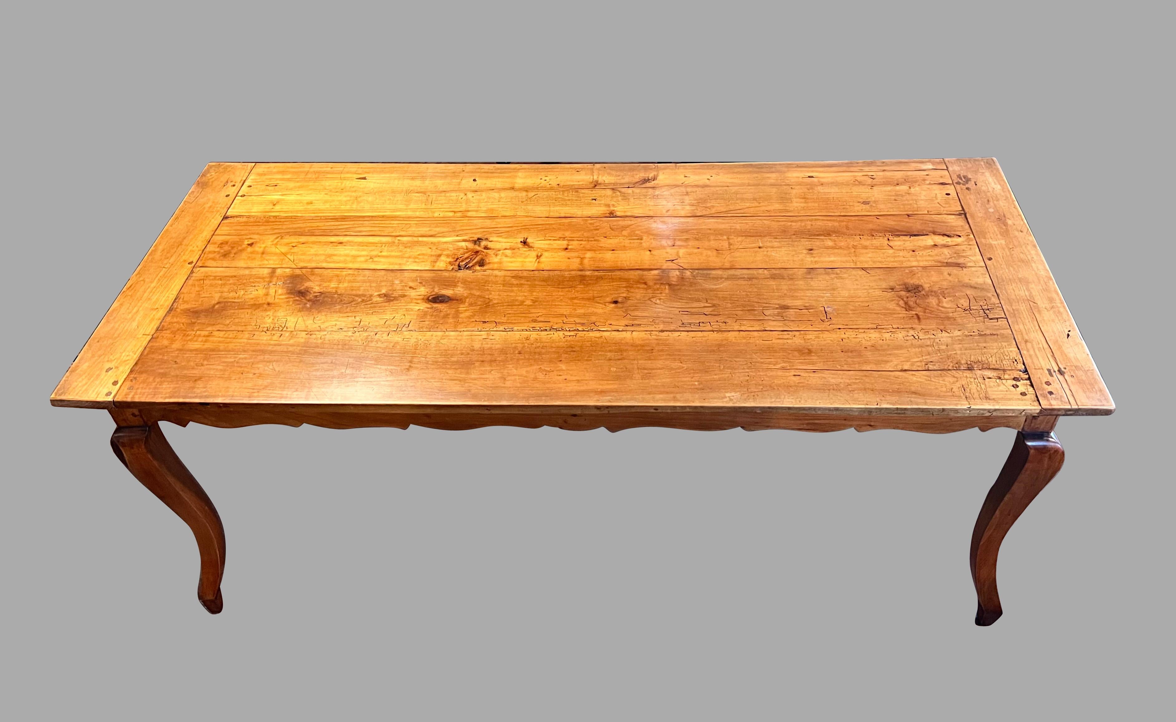 Mesa de granja francesa de madera de frutal de finales del siglo XVIII con patas cabriolé y un cajón en Bueno estado para la venta en San Francisco, CA