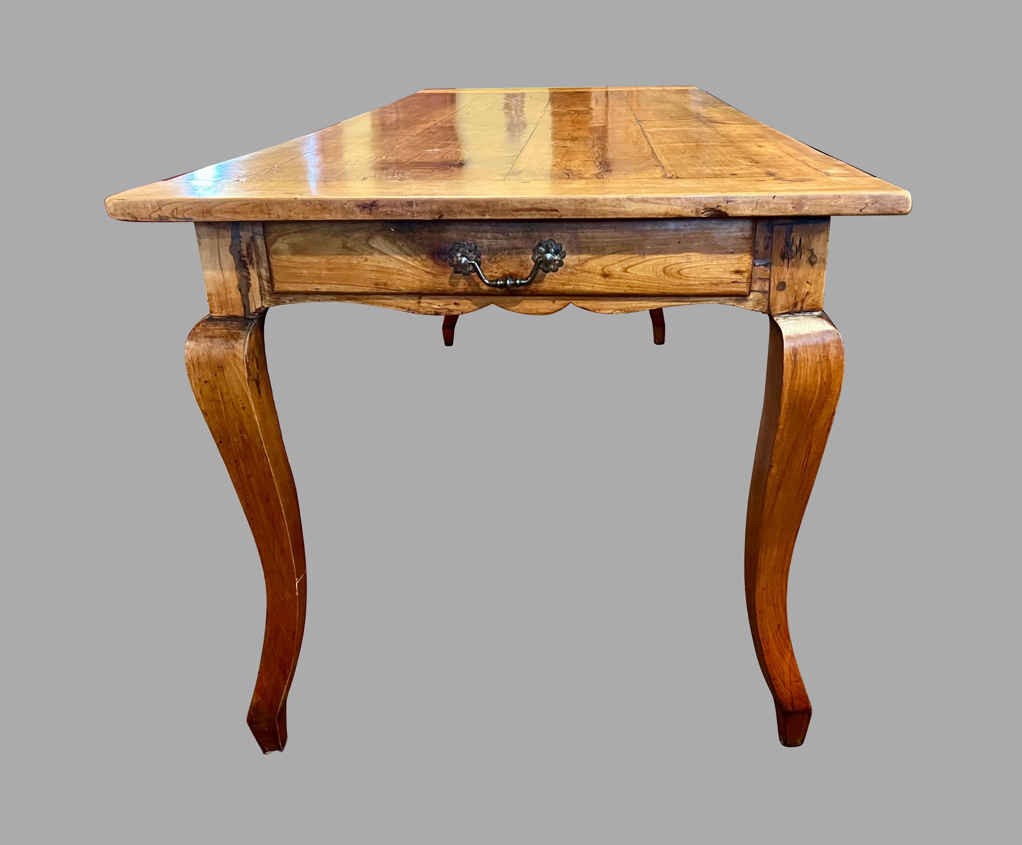 Mesa de granja francesa de madera de frutal de finales del siglo XVIII con patas cabriolé y un cajón principios del siglo XIX en venta