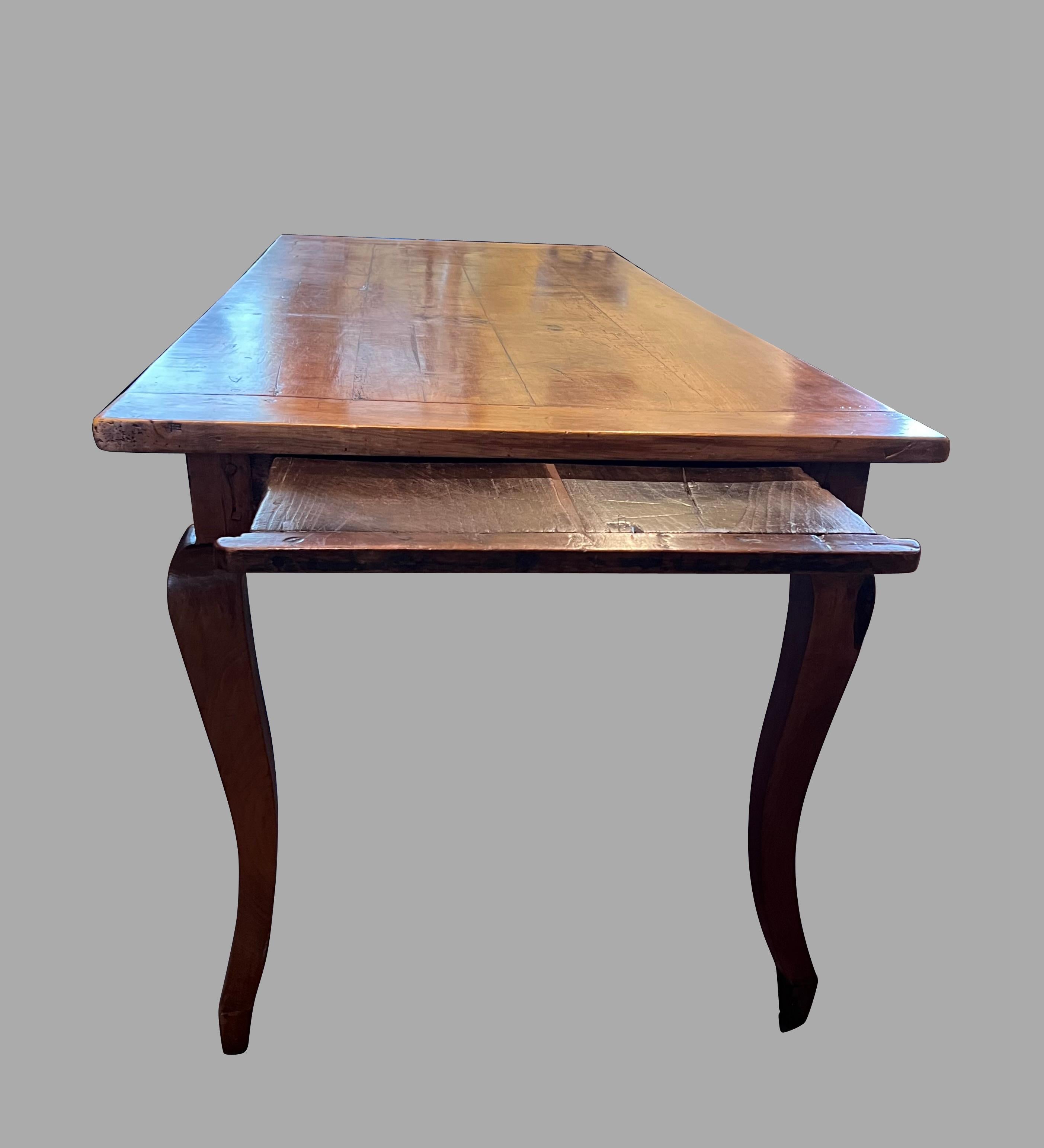 Mesa de granja francesa de madera de frutal de finales del siglo XVIII con patas cabriolé y un cajón Cereza en venta