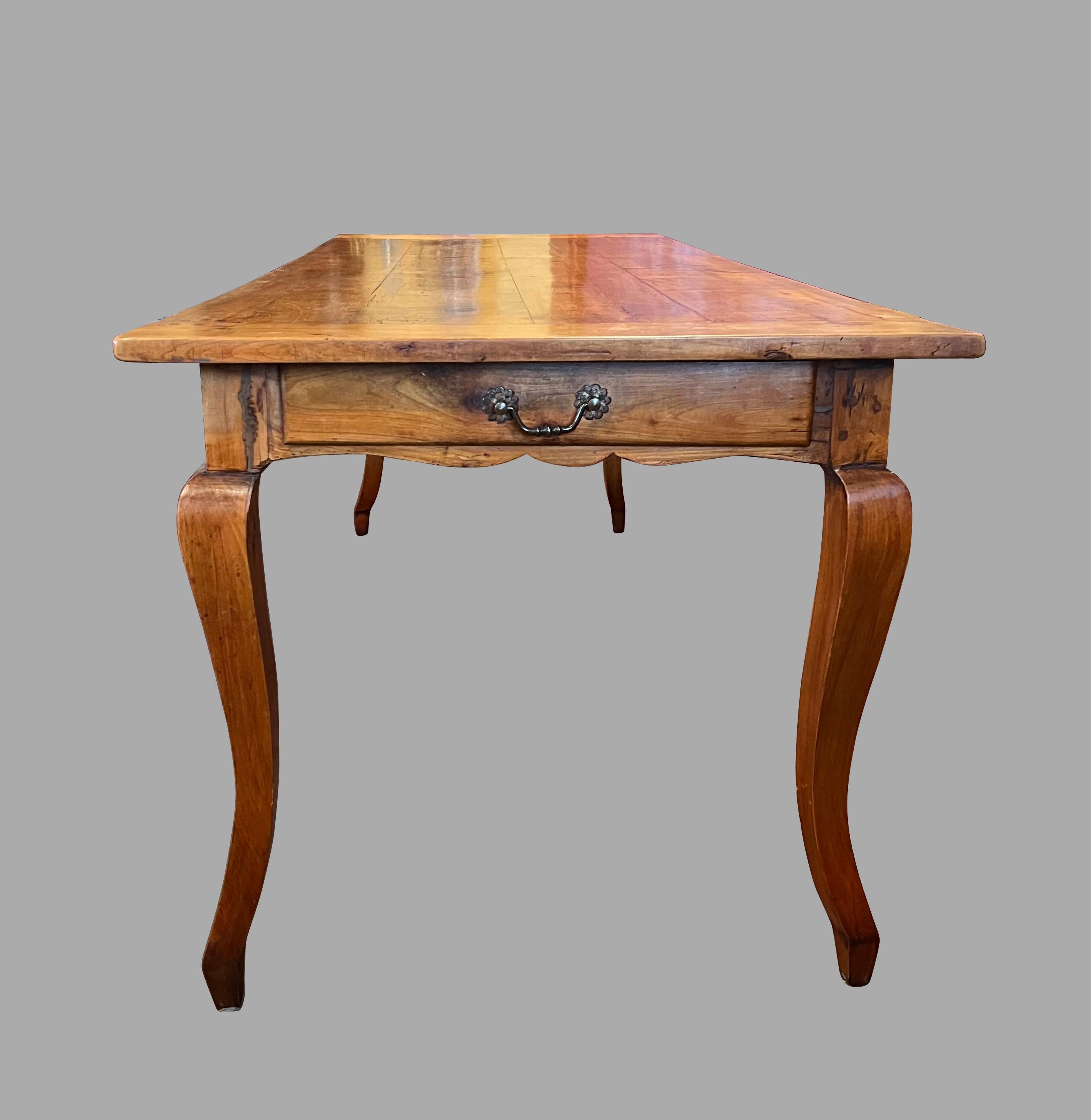Mesa de granja francesa de madera de frutal de finales del siglo XVIII con patas cabriolé y un cajón en venta 1