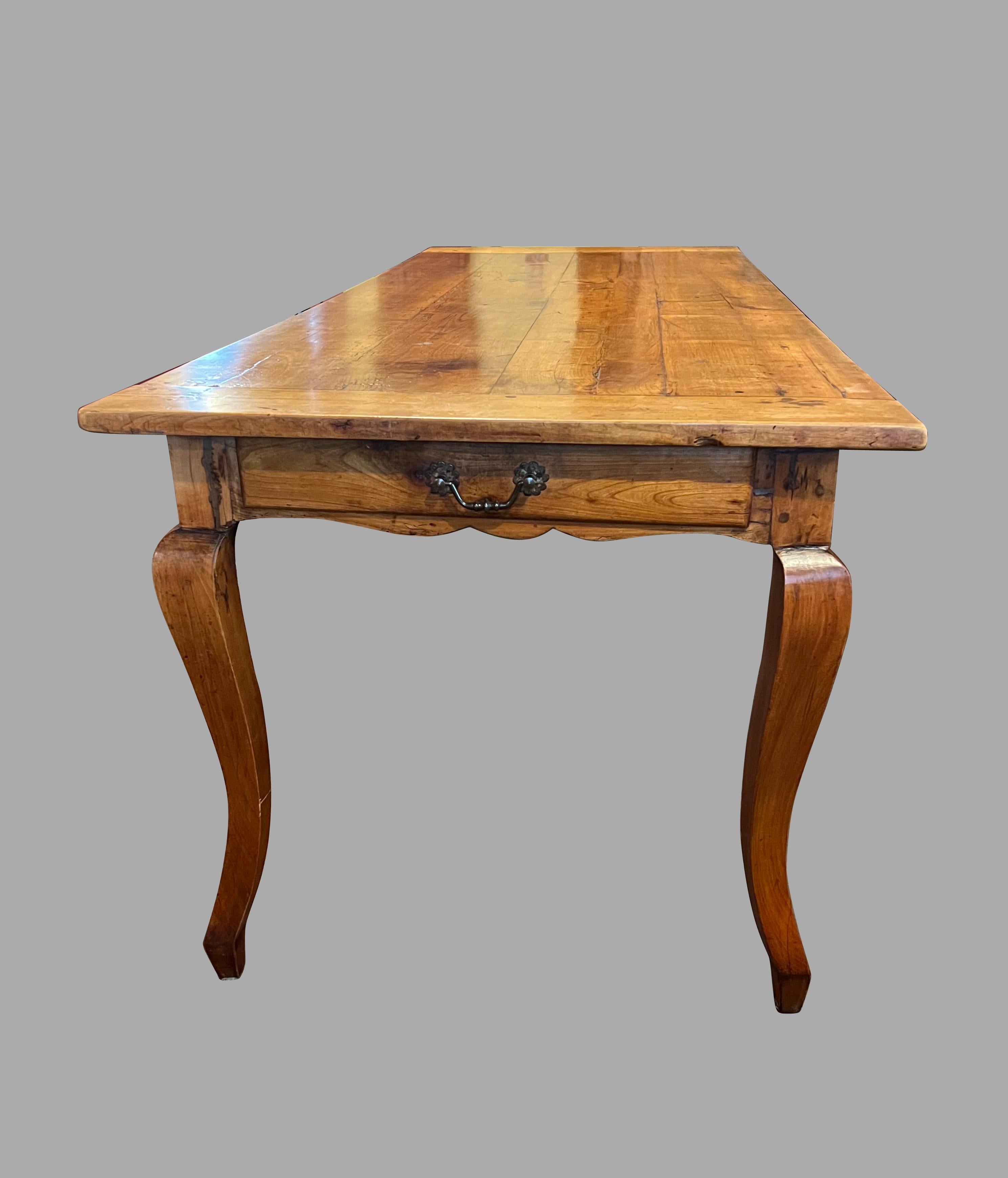 Mesa de granja francesa de madera de frutal de finales del siglo XVIII con patas cabriolé y un cajón en venta 2