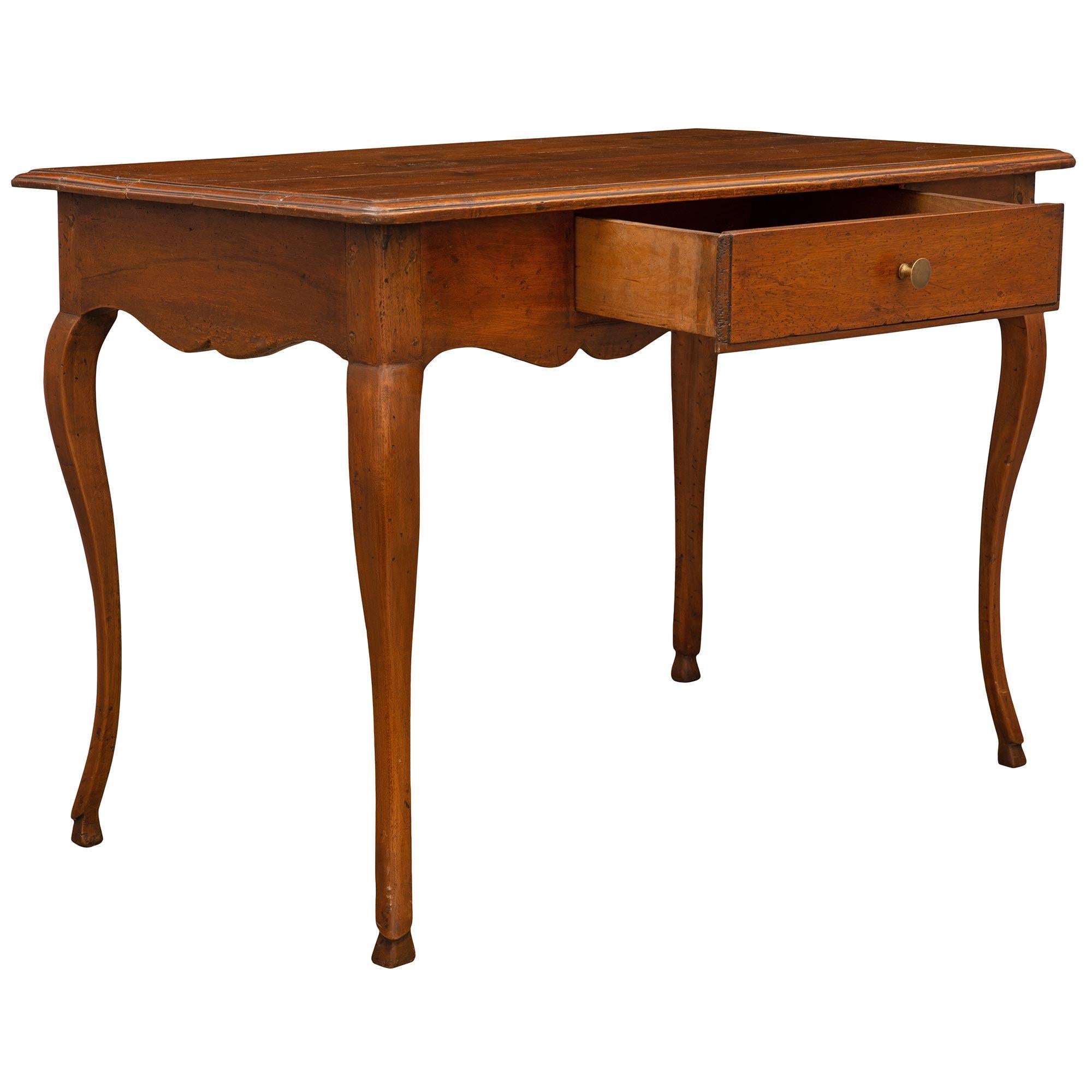 Français Table de bureau/table d'appoint en chêne d'époque Louis XV de la fin du XVIIIe siècle français en vente