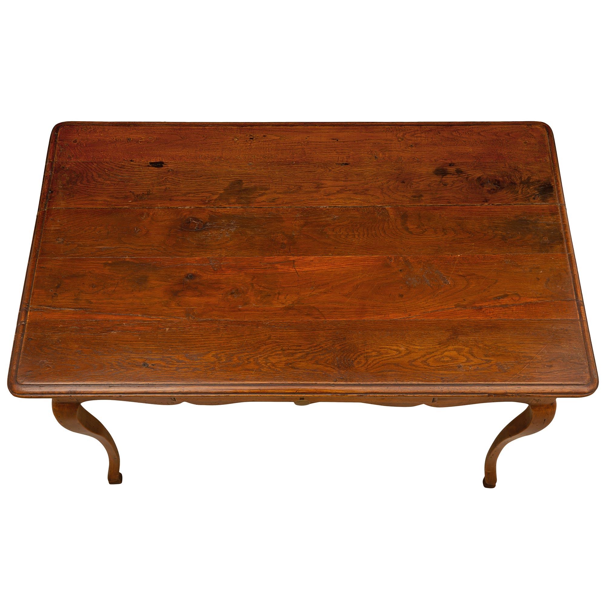 Laiton Table de bureau/table d'appoint en chêne d'époque Louis XV de la fin du XVIIIe siècle français en vente
