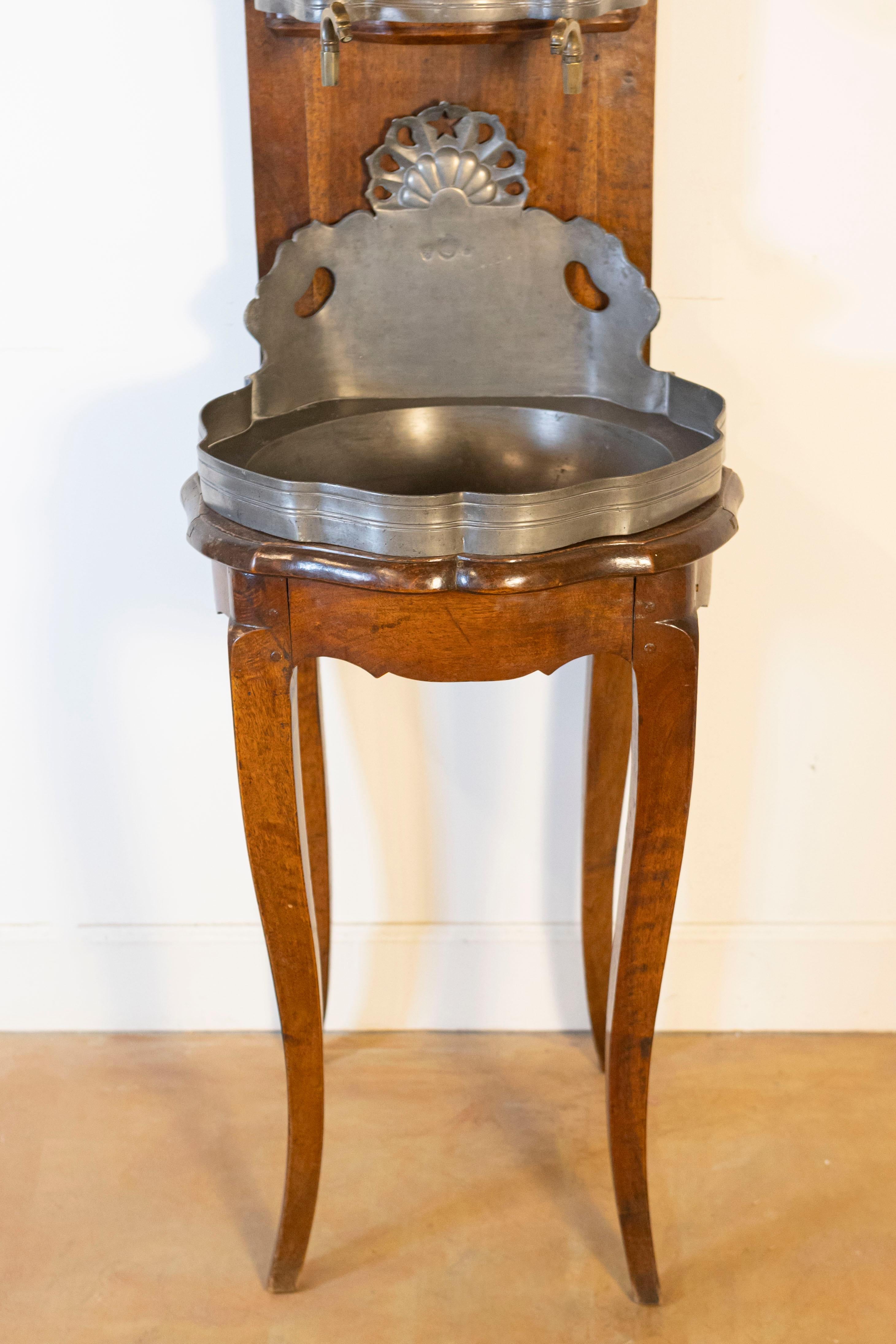 French Late 18th Century Louis XV Pewter Lavabo Mounted on Walnut Stand In Good Condition For Sale In Atlanta, GA