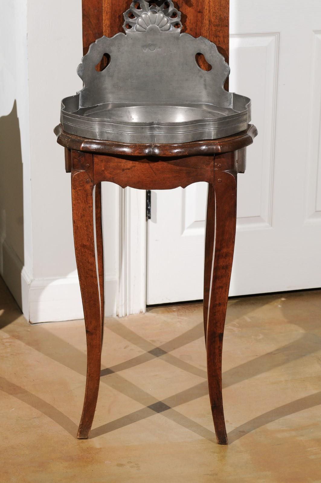 French Late 18th Century Louis XV Pewter Lavabo Mounted on Walnut Stand For Sale 1