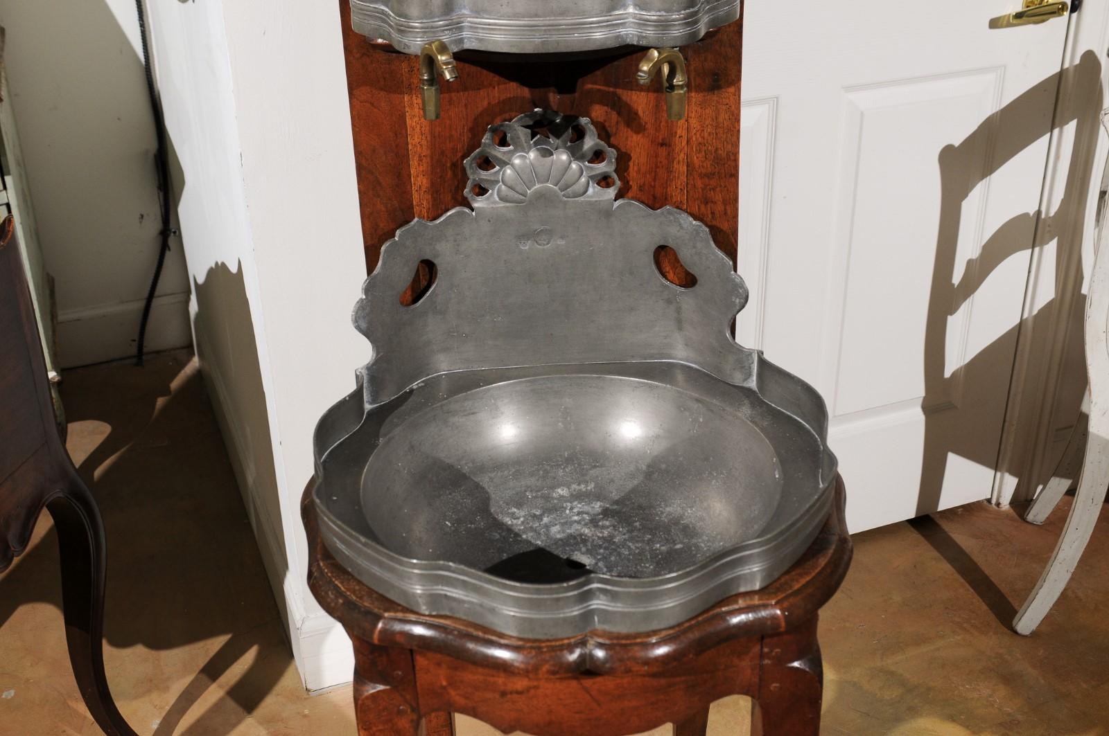 French Late 18th Century Louis XV Pewter Lavabo Mounted on Walnut Stand For Sale 2