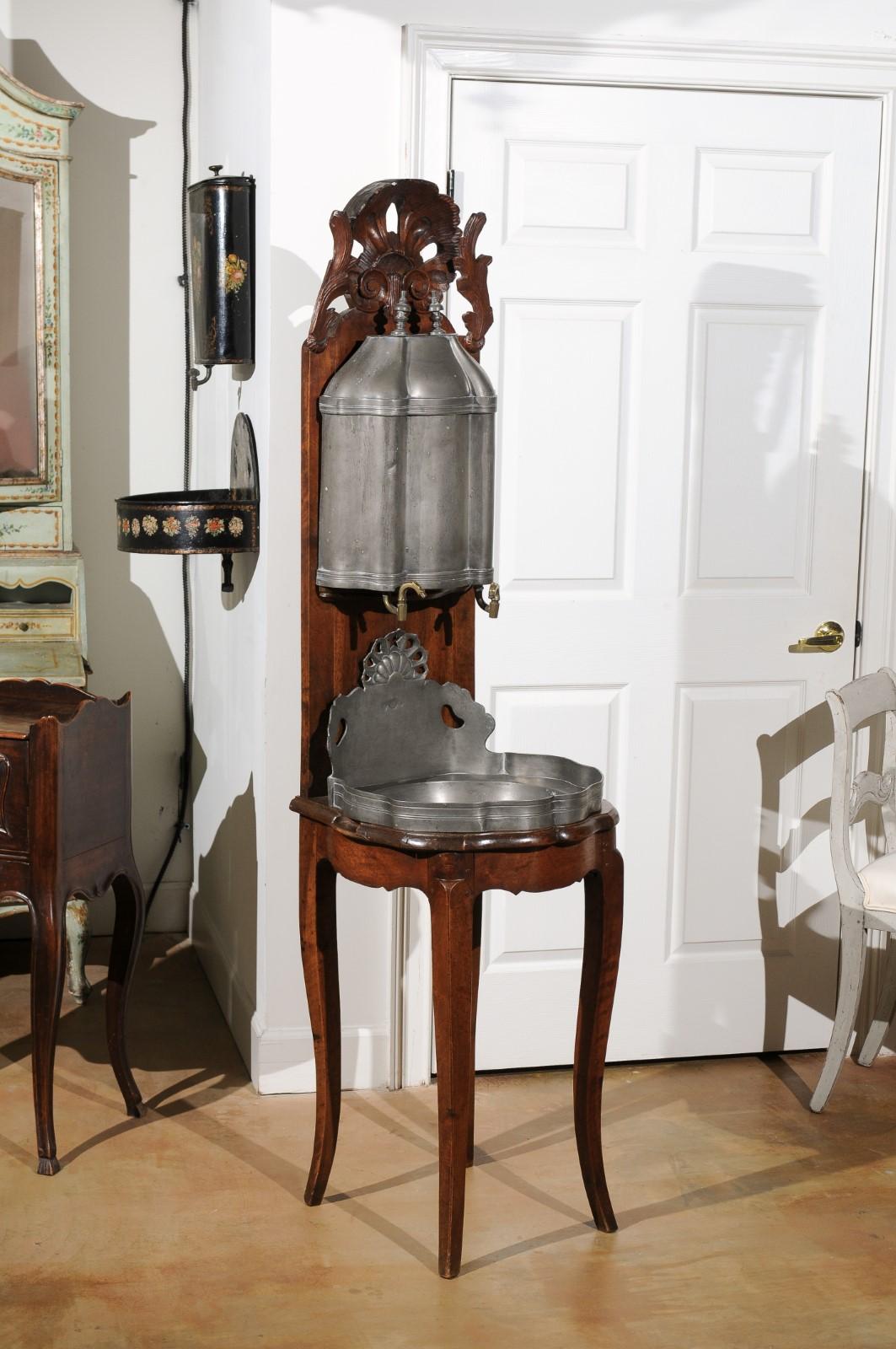 French Late 18th Century Louis XV Pewter Lavabo Mounted on Walnut Stand For Sale 3