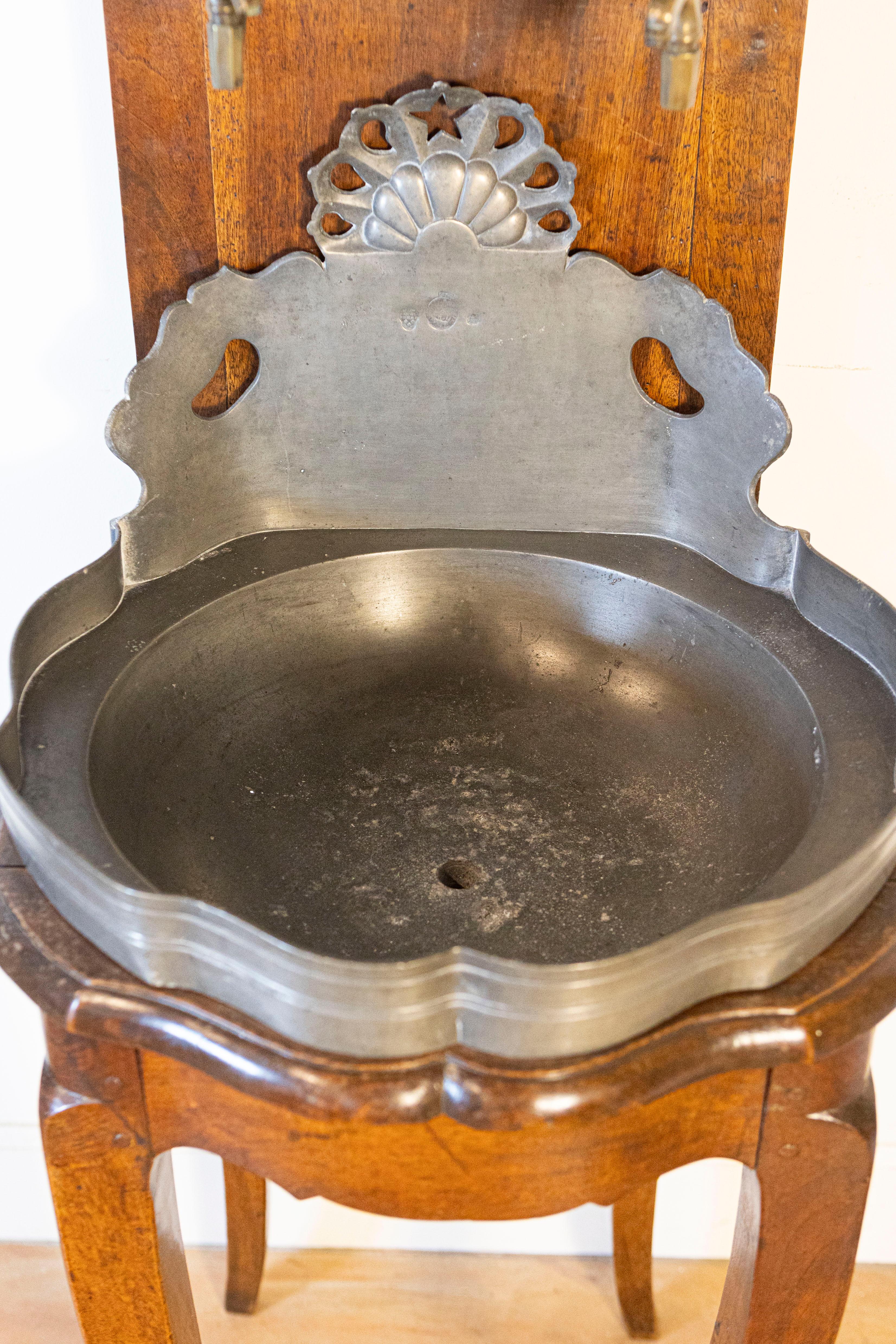 French Late 18th Century Louis XV Pewter Lavabo Mounted on Walnut Stand For Sale 3