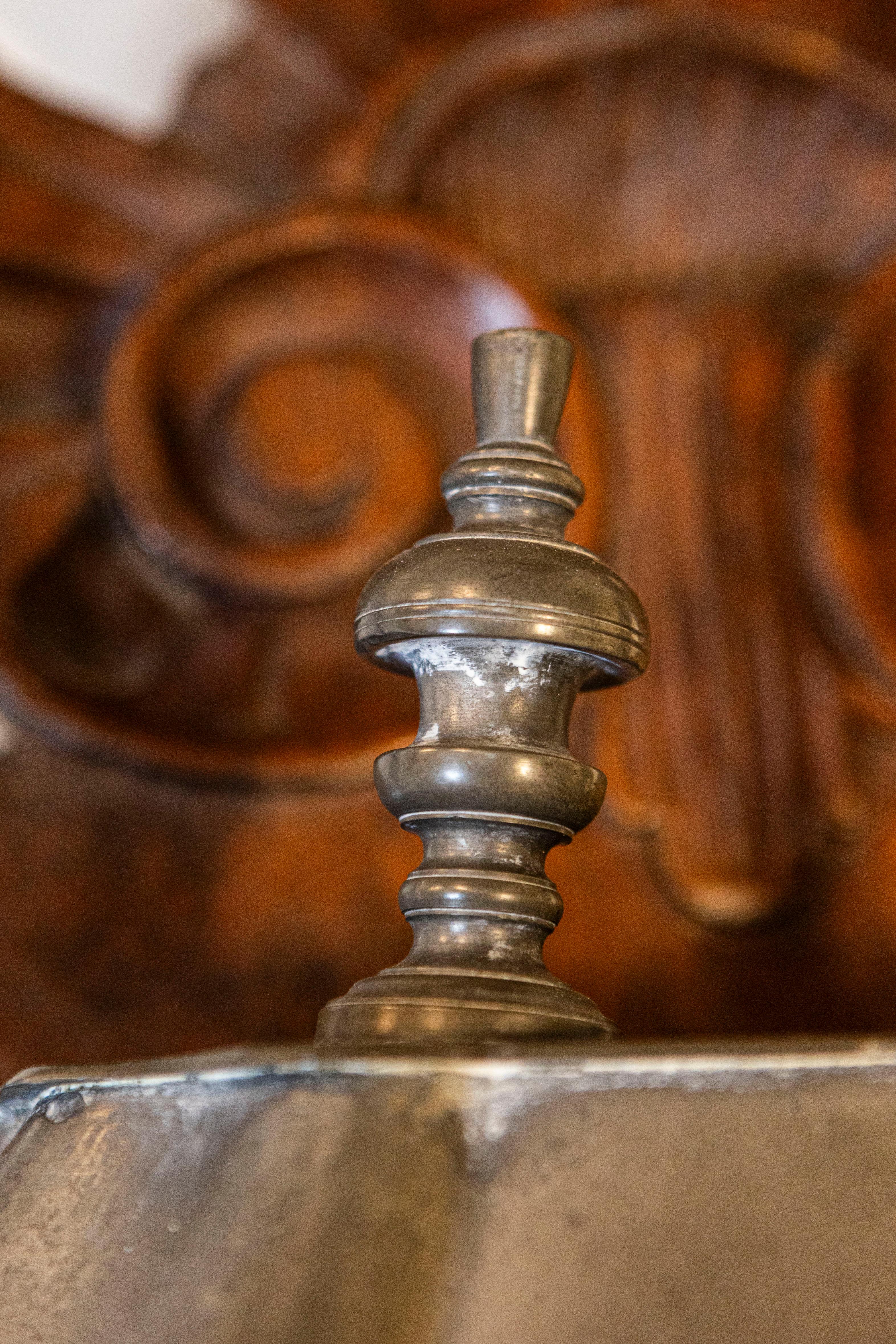 French Late 18th Century Louis XV Pewter Lavabo Mounted on Walnut Stand For Sale 4