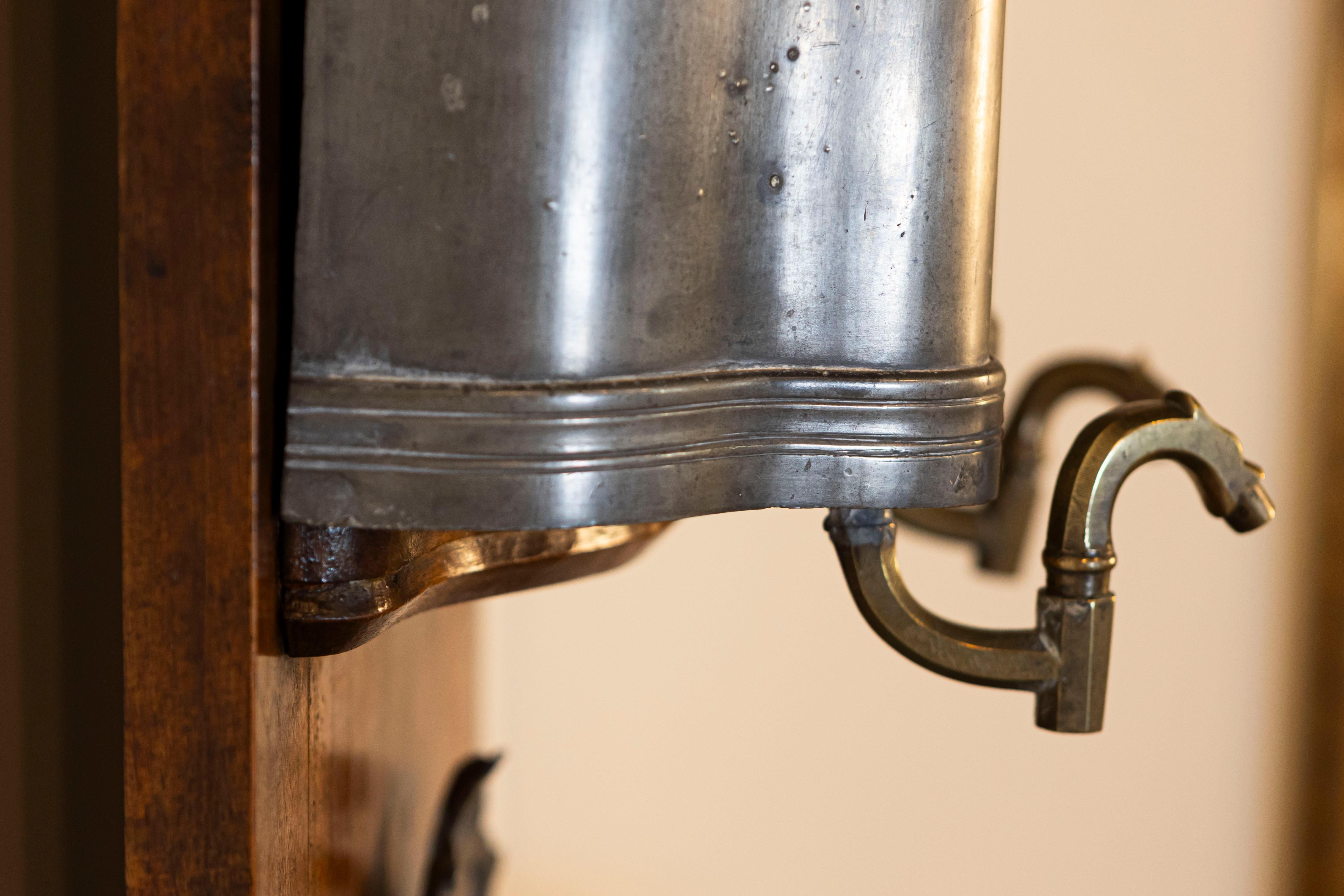 French Late 18th Century Louis XV Pewter Lavabo Mounted on Walnut Stand For Sale 5