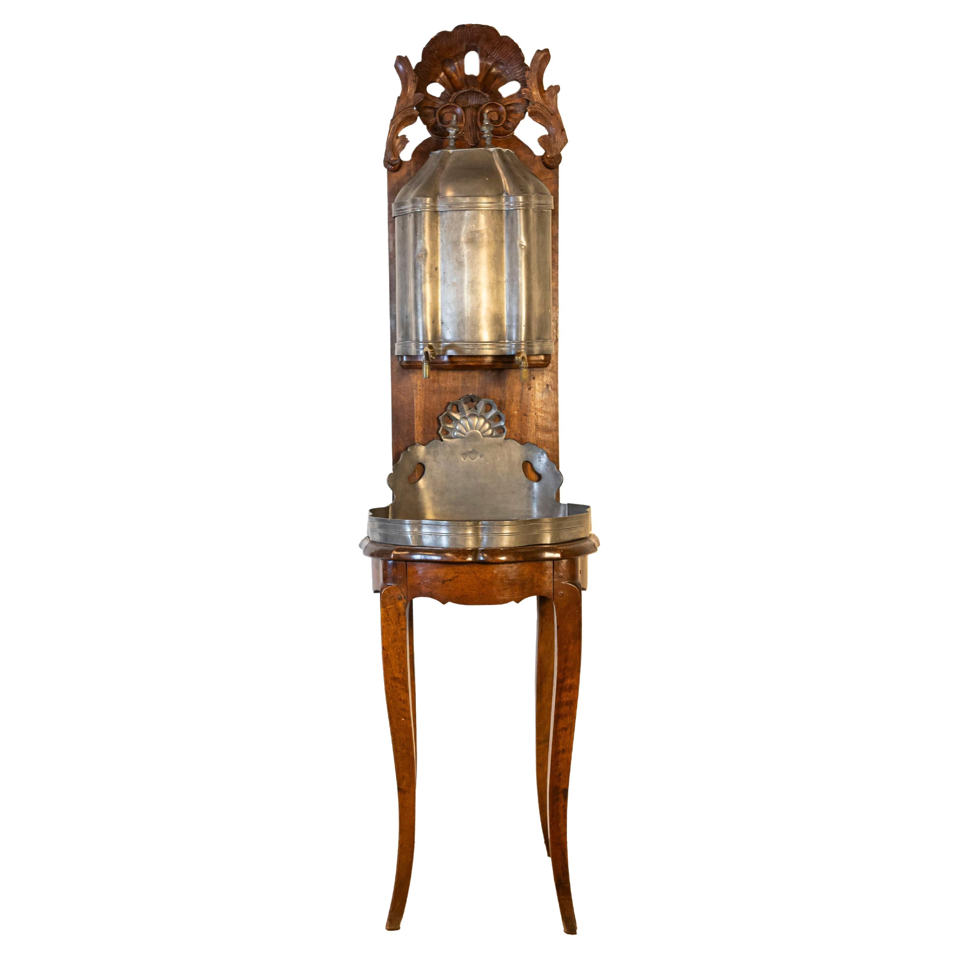Lavabo en étain de style Louis XV de la fin du 18ème siècle monté sur un support en noyer