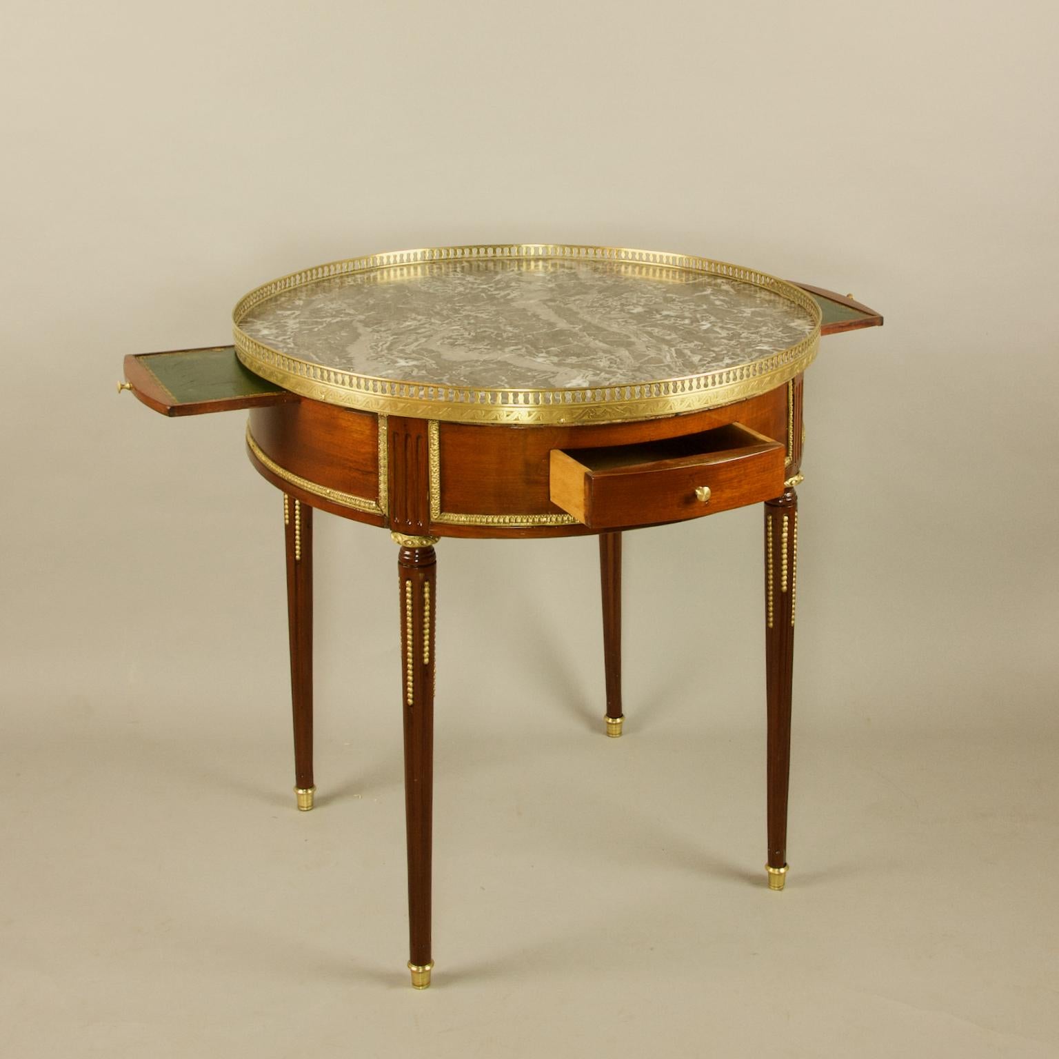 French Late 18th Century Louis XVI Mahogany and Gilt Bronze Bouillotte Table In Good Condition In Berlin, DE
