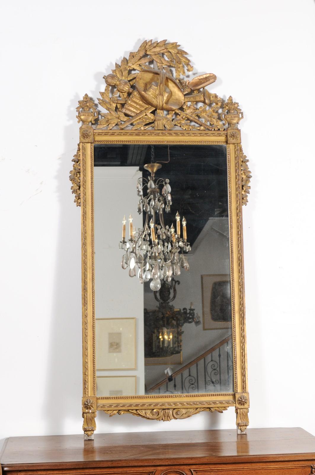 Français Miroir français de la fin du XVIIIe siècle en bois doré d'époque Louis XVI avec crête sculptée en vente