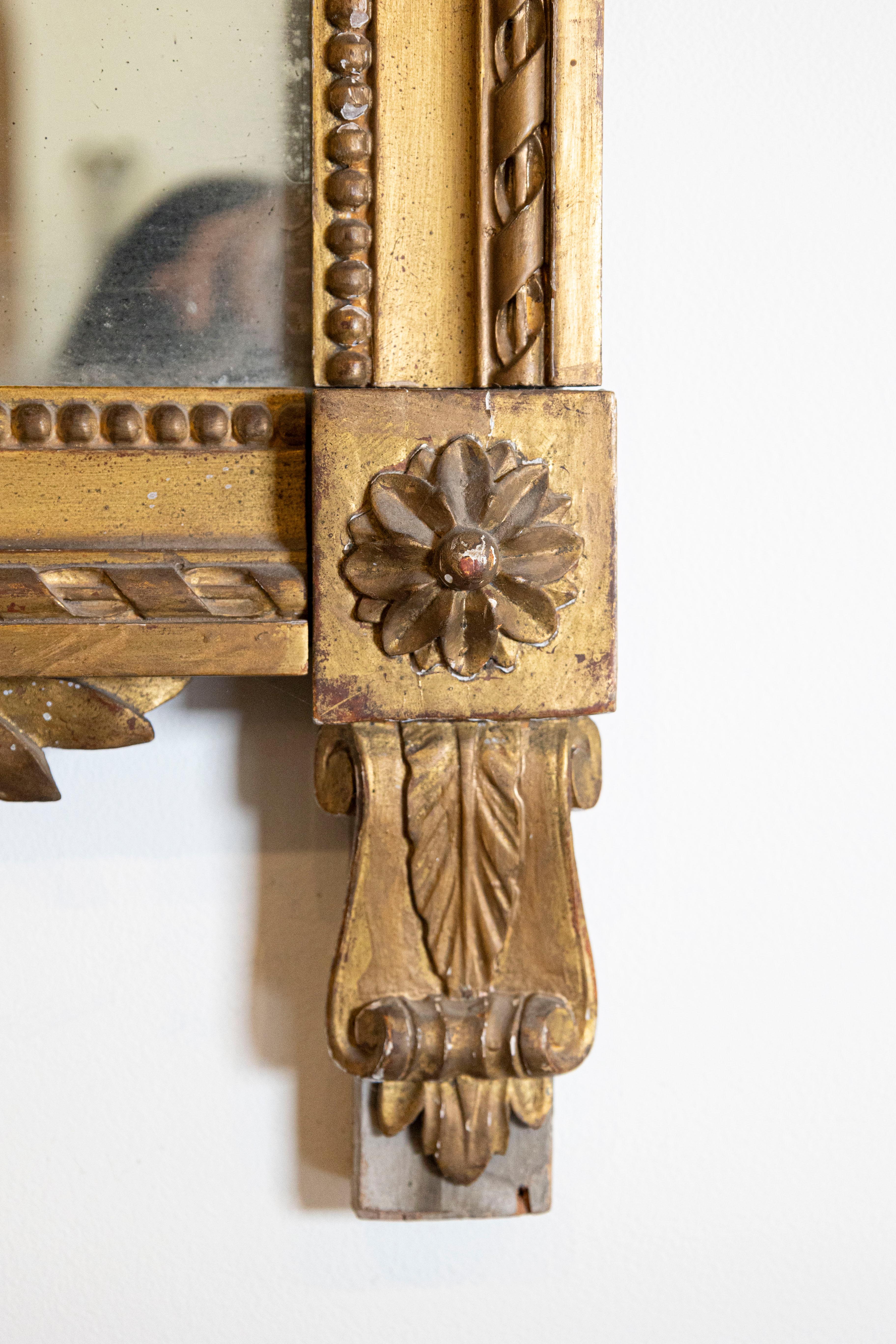 Francese Specchio francese della fine del XVIII secolo di epoca Luigi XVI in legno dorato con stemma intagliato in vendita