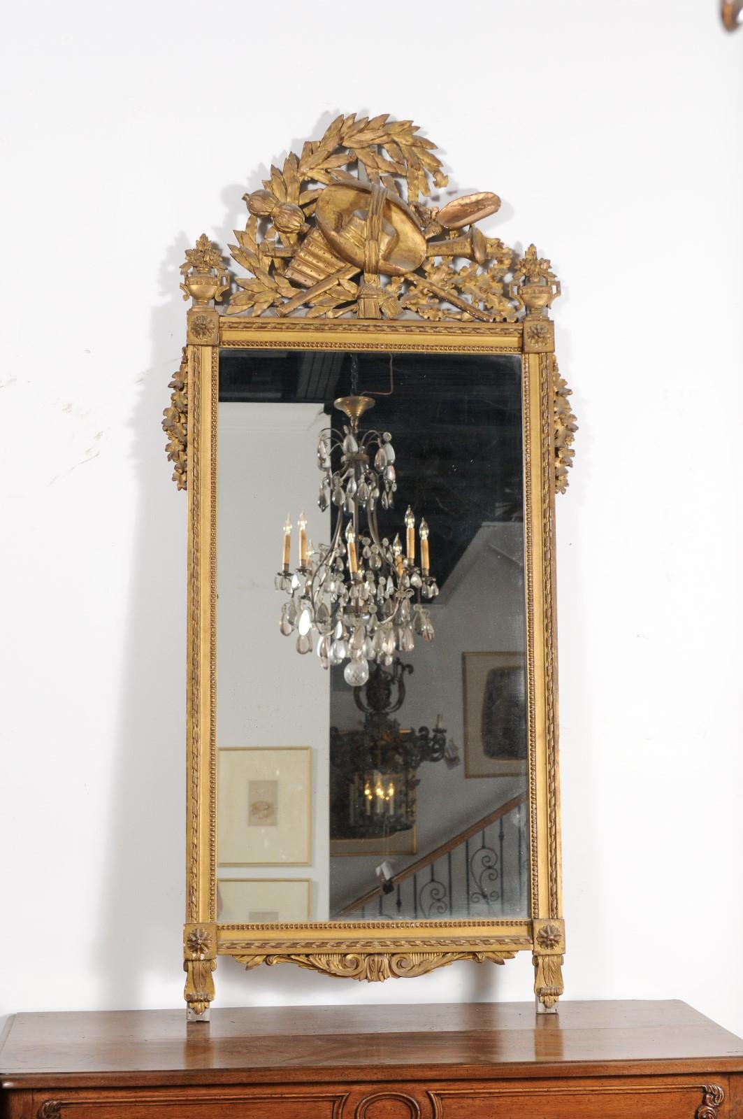 French Late 18th Century Louis XVI Period Giltwood Mirror with Carved Crest For Sale 1