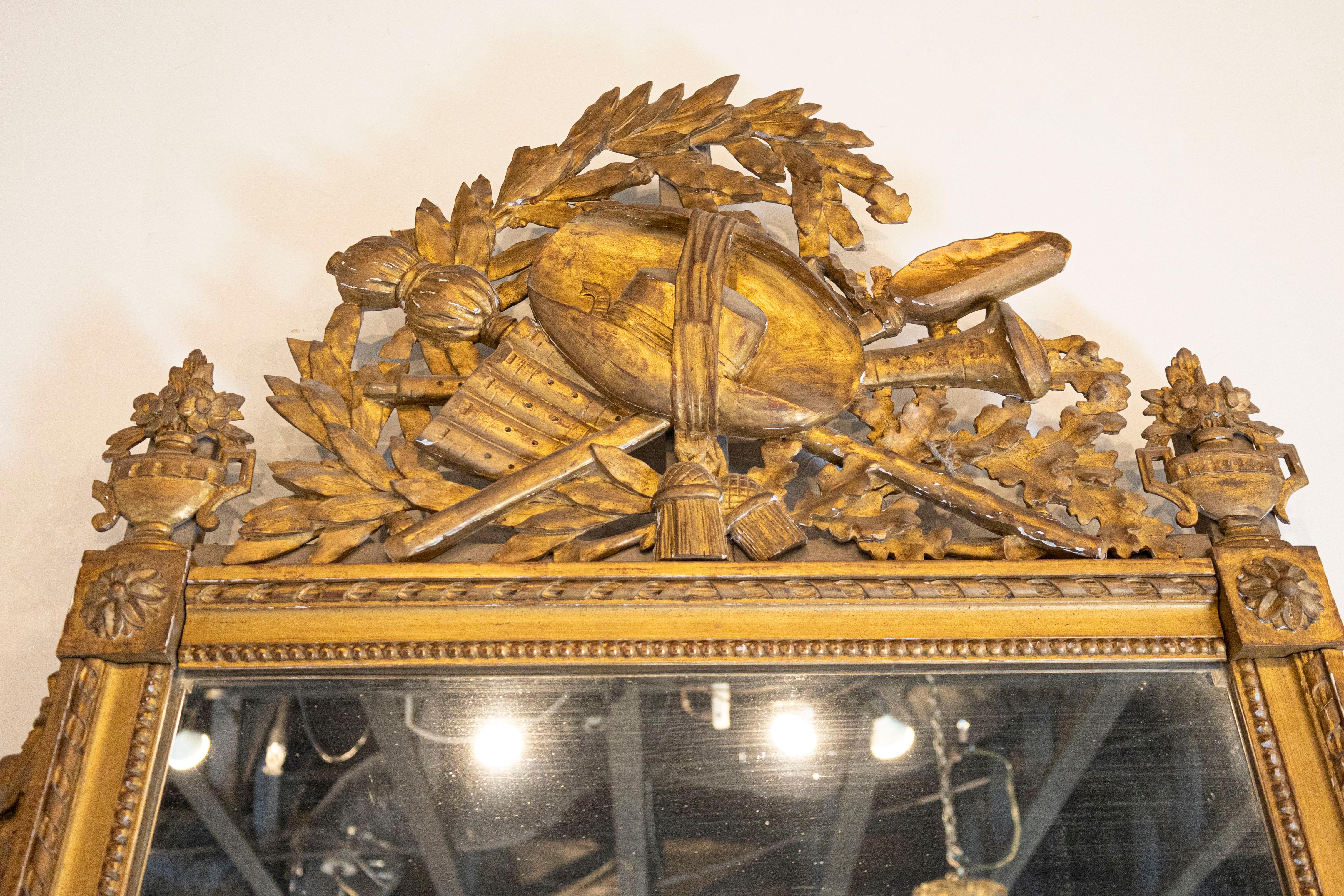 Intagliato Specchio francese della fine del XVIII secolo di epoca Luigi XVI in legno dorato con stemma intagliato in vendita