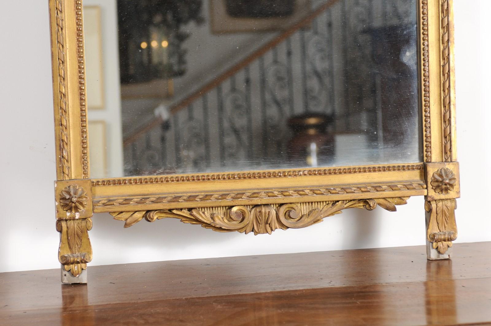 French Late 18th Century Louis XVI Period Giltwood Mirror with Carved Crest For Sale 2