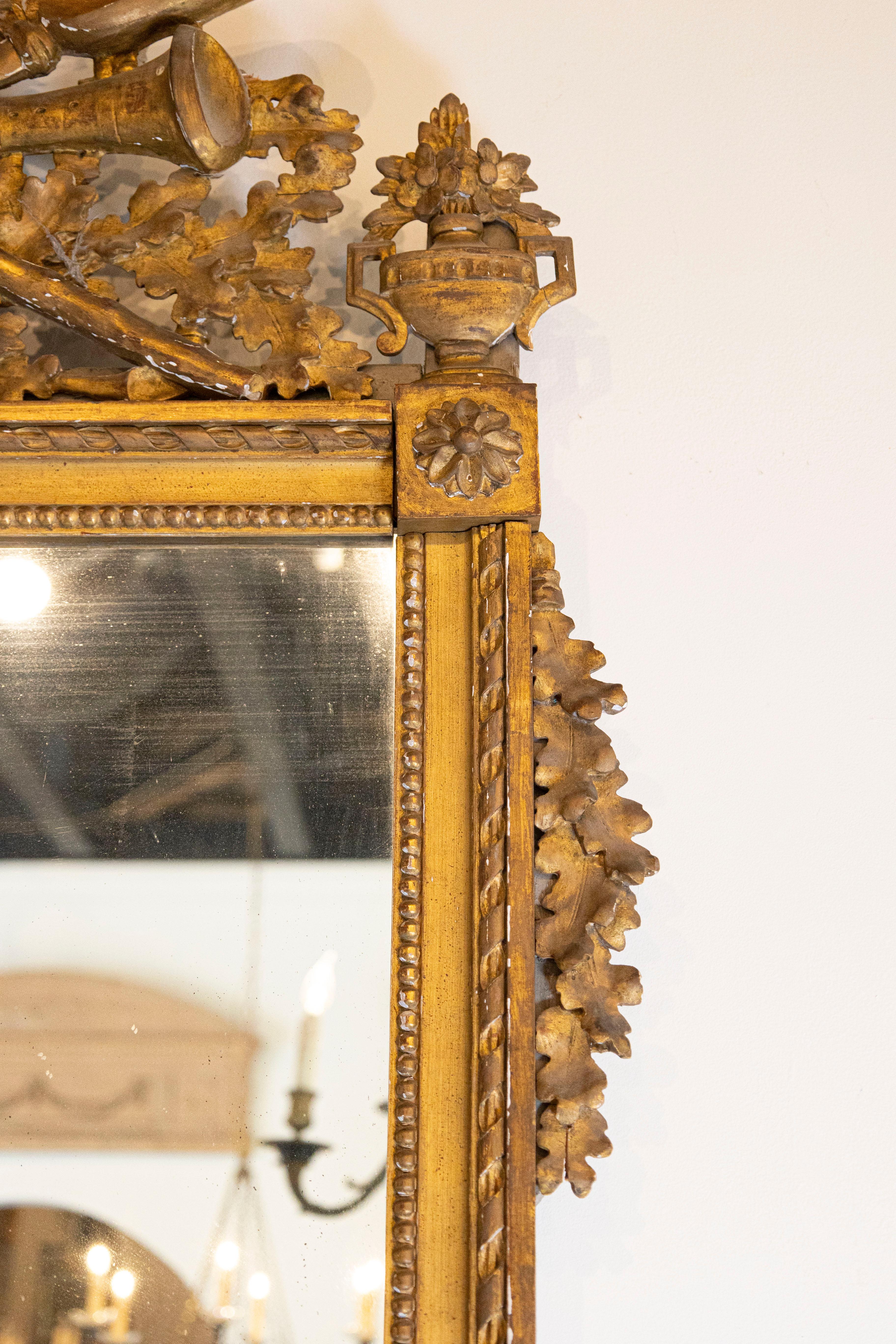 Specchio francese della fine del XVIII secolo di epoca Luigi XVI in legno dorato con stemma intagliato In condizioni buone in vendita a Atlanta, GA