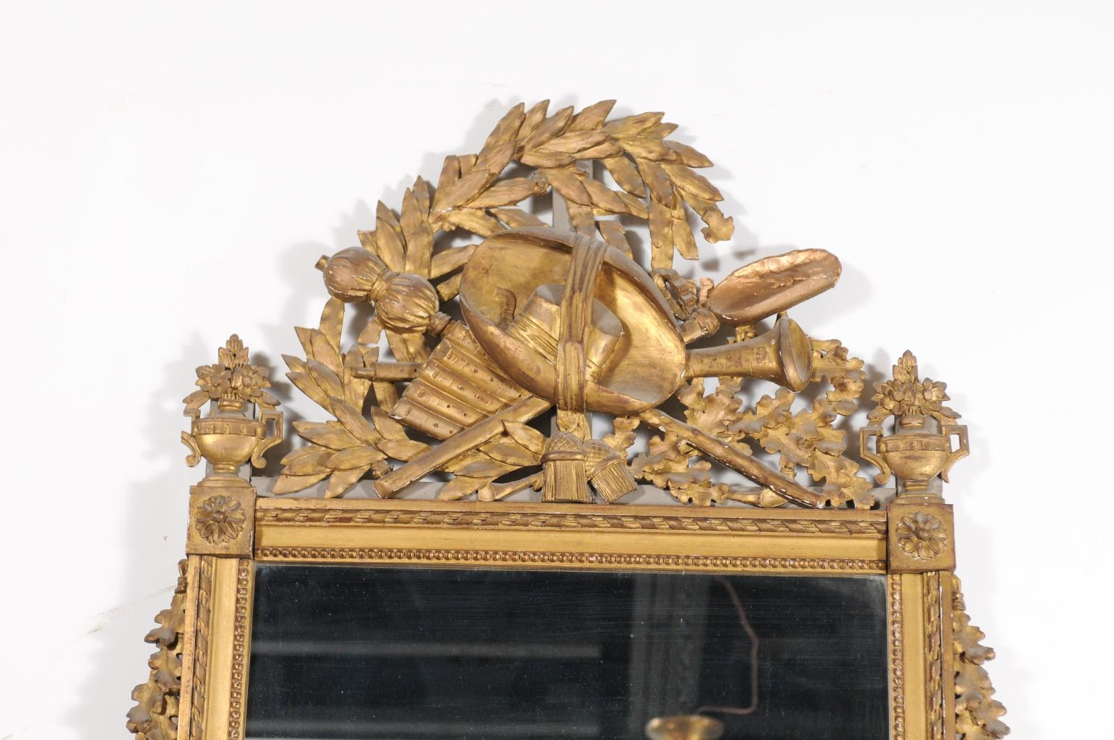 French Late 18th Century Louis XVI Period Giltwood Mirror with Carved Crest For Sale 3