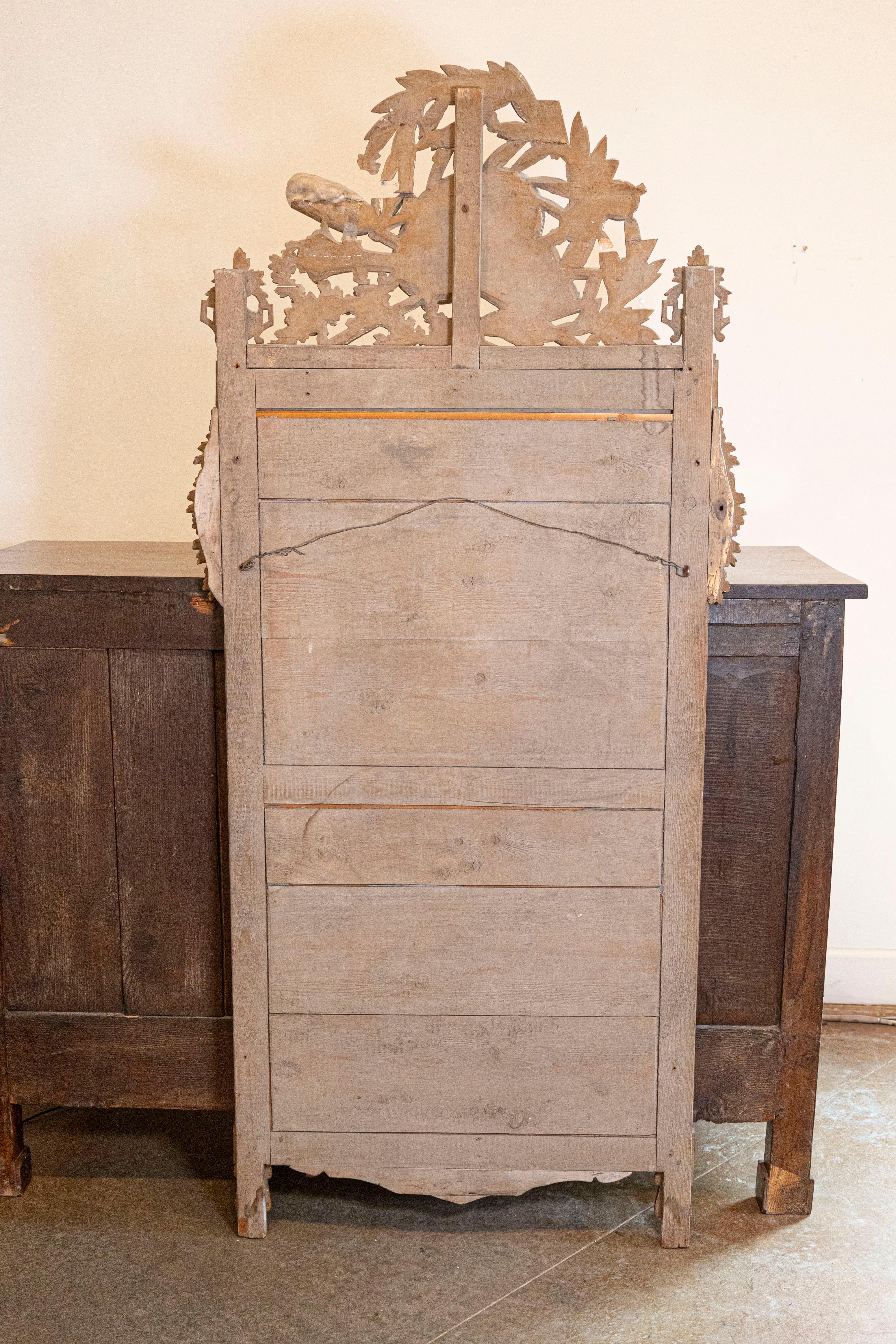 Specchio francese della fine del XVIII secolo di epoca Luigi XVI in legno dorato con stemma intagliato in vendita 1