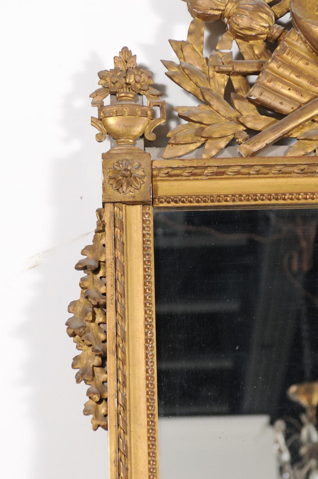 Miroir français de la fin du XVIIIe siècle en bois doré d'époque Louis XVI avec crête sculptée en vente 2