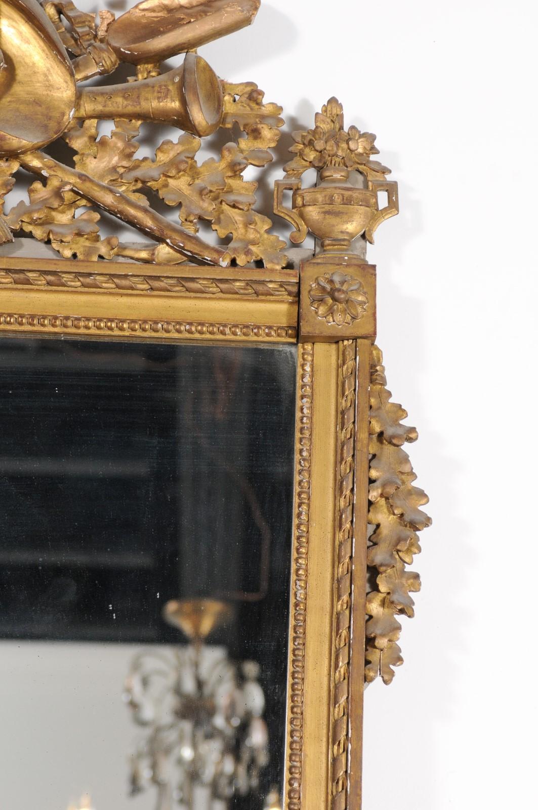 Miroir français de la fin du XVIIIe siècle en bois doré d'époque Louis XVI avec crête sculptée en vente 3