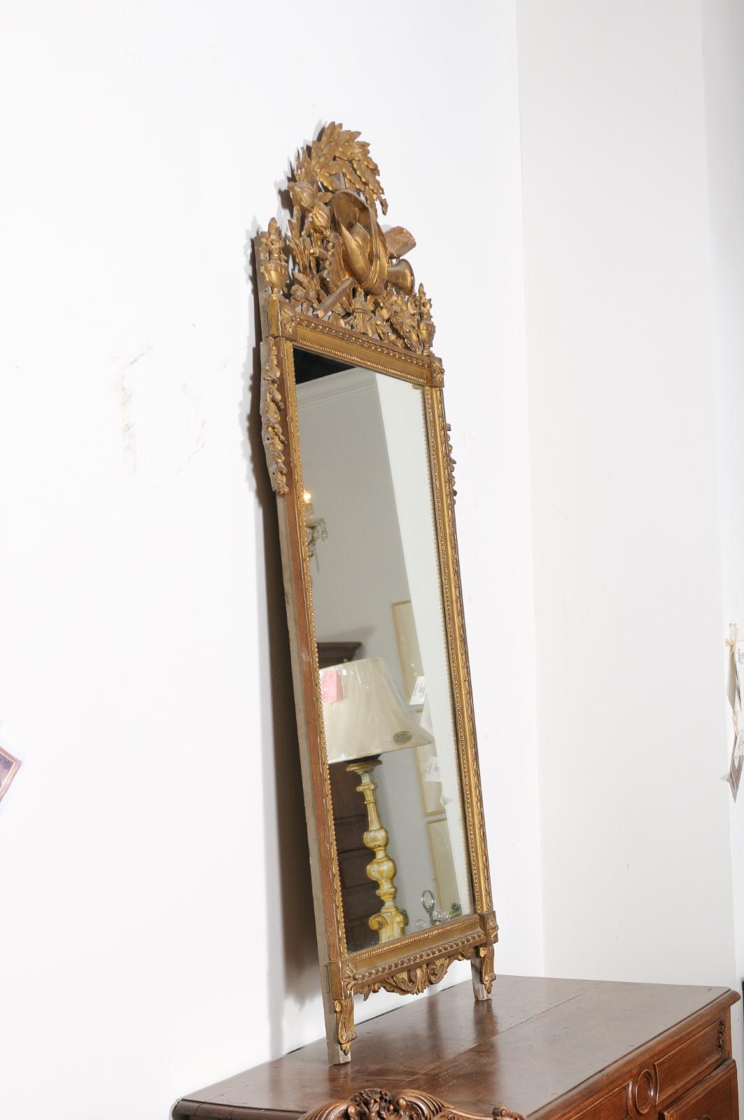 Miroir français de la fin du XVIIIe siècle en bois doré d'époque Louis XVI avec crête sculptée en vente 4