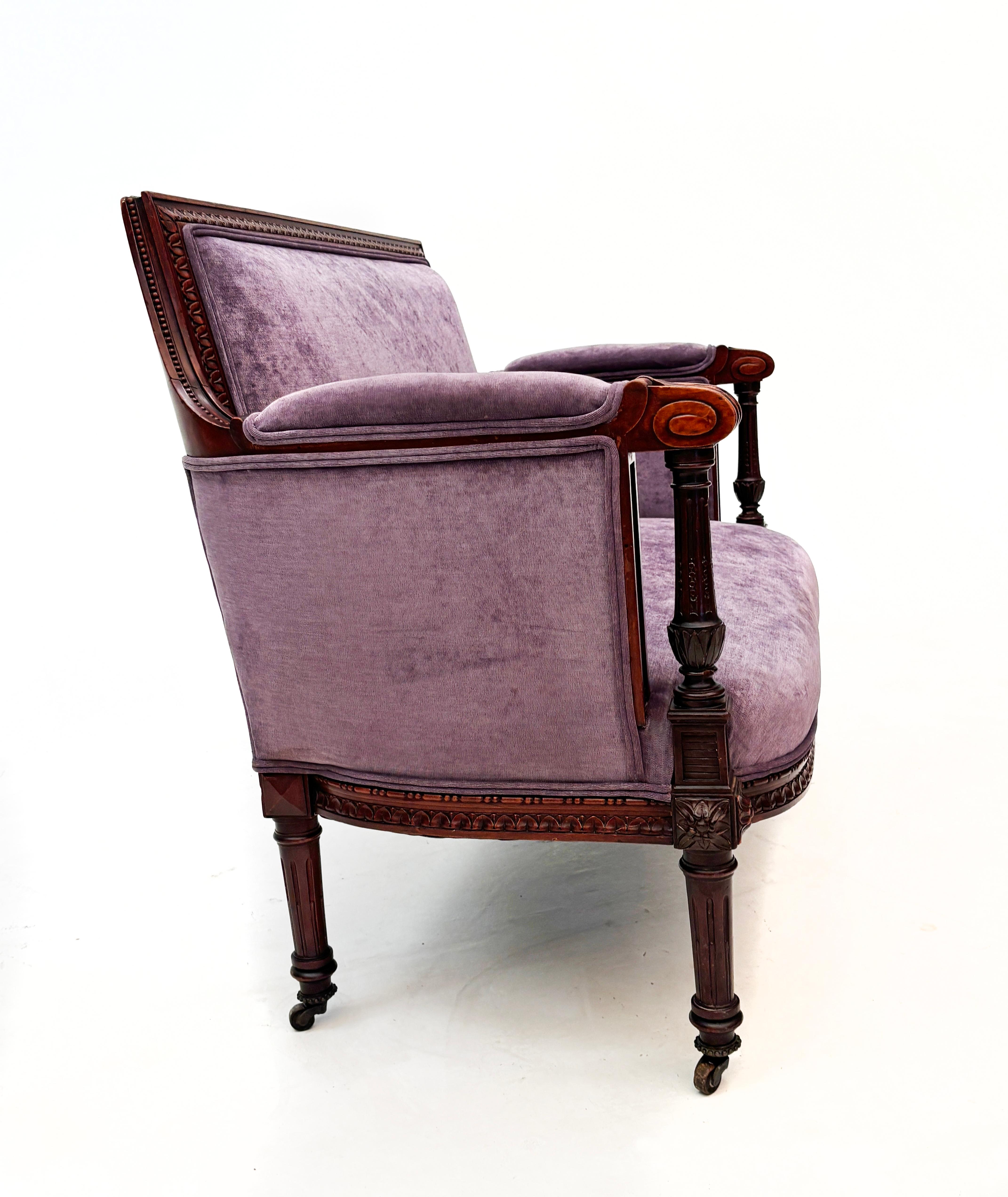 Hand-Carved French Late 18th Century Louis XVI Style Settee For Sale