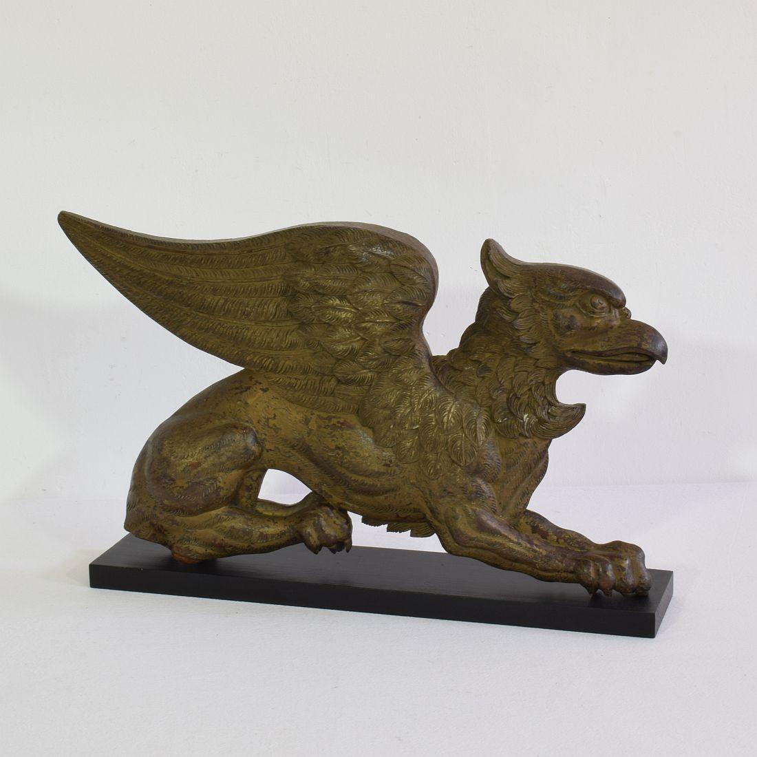 Beautiful neoclassical hand carved wooden griffin with great patine.

France circa 1780-1800, weathered, small losses .
Measurements includes the wooden base.